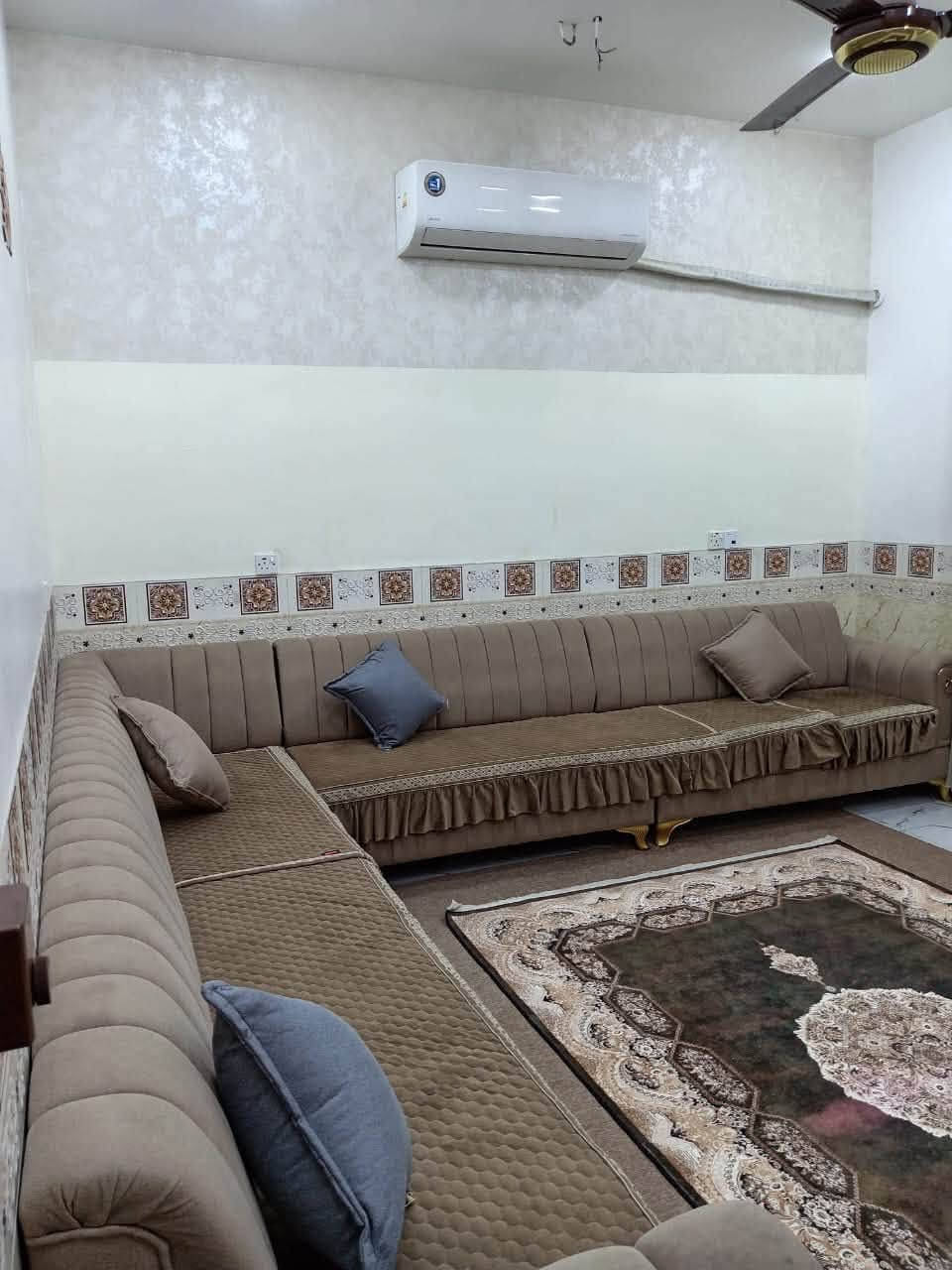 بيت للبيع زراعي مساحه 50 طابقين بناء حديث ونظيف كلش
واجهيه 5 زراعي
البياع مواصلات الخامسه شارع جامع خديجه الشارع عريض مجاري رئيسي تانكيات عدد 2 /1000 يحتوي على حمام خارجي استقبال ومطبخ وصحيات 
والطابق الثاني غرفتين وصحيات
السعر 58 وبي مجال البيت جاهز مابي اي نقص 

للاستفسار ***********
