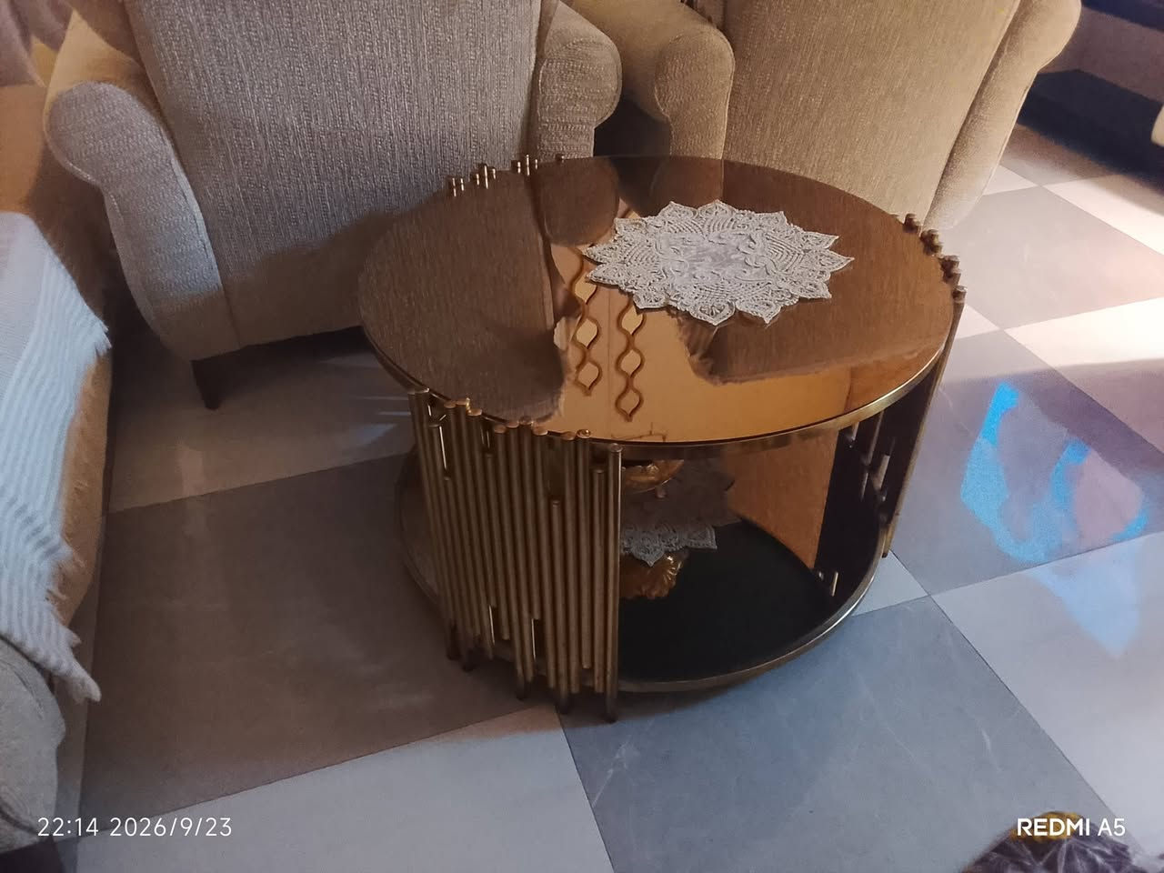 ميز للبيع سعره 100 قفله 75 بغداد  الرقم*********** مابي اي ضرر جديده مابي شي ابد ذهبي

نص مكتوب في الصور:
- 22:13 2026/9/23 REDMI A5
- 22:14 2026/9/23 REDMI A5