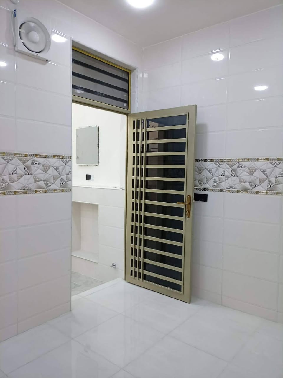 🏠 للبيع — بيت سكني
مساحة البيت: 100 متر مربع
صف الركن

📍 العنوان:
حي الحوراء الثانية
قرب شارع الكفاح
مقابيل محطة وادي السلام

📞 للاستفسار أكثر:
***********
