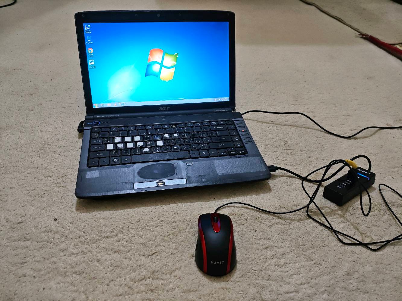 لابتوب Acer للبيع بسعر مناسب جداً
النوع: Acer Aspire
المعالج (CPU): Intel Pentium Dual-Core T4400 @ 2.20GHz
الذاكرة العشوائية (RAM): 3GB
السعه التخزين : 300 hdd تقريبا 
نظام التشغيل: Windows 7 Professional
الملحقات: الشاحن  + ماوس خارجي Havit + موزع USB Hub
البرامج المنصبة: حزمة Microsoft Office 2010 كاملة (Word, Excel, PowerPoint) جاهزة للاستخدام والطباعة والبحوث.و chrome 
⚙️ الملاحظات وحالة الجهاز بكل أمانة:
اللمس (Touchpad): عاطل (موقع التاتش ممسوح ويحتاج استخدام ماوس خارجي، والماوس المرفق مع الشاحن يعمل بشكل ممتاز).
البطارية: تالفة (الجهاز يعمل مباشرة على الشاحن).
الكيبورد: أحرف وأزرار ممسوحة كما موضح بالصور، لكن الكيبورد شغال طبيعي.

وياهه جنطه لاكن للامانه جنطه تعبانه 
🔹 الاستخدام: الجهاز ممتاز للأعمال المكتبية البسيطة، الطباعة، قراءة الملفات، والتصفح.
💰 السعر: [110 وبيه مجال]
📞 للتواصل: عبر الخاص