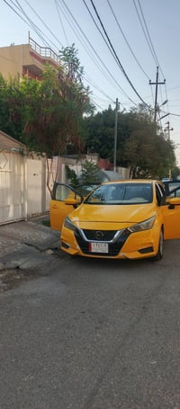 نيسان فيرسا 2020  السياره نظيفه ضررها فقط جاملغ معدل  وبونيد مبدل السي...