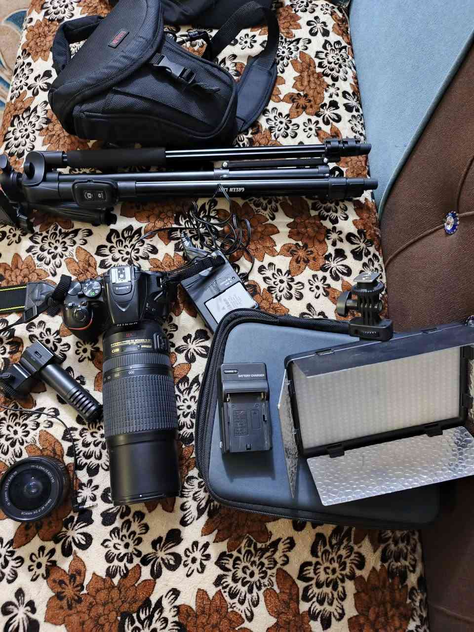 نيكون d5600 مع لملحقات والعدسات  السعر 750 الف للتواصل ***********

