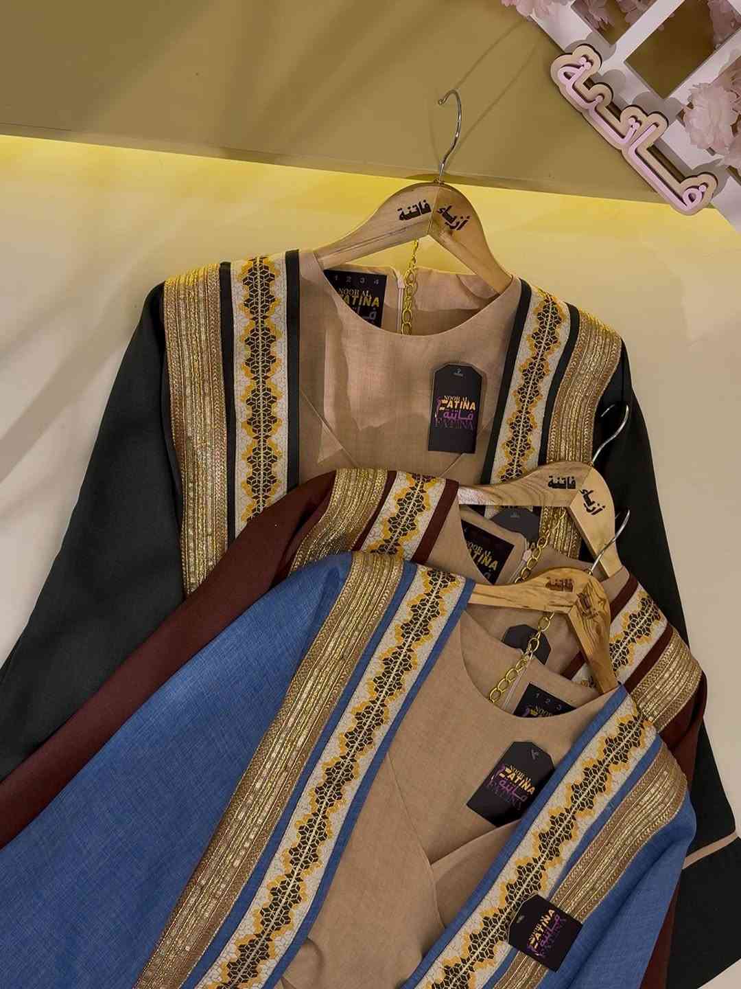 ازياء فاتنة
بشت وجمبسوت 
موديلات فاتنة… ماتتفوت 
حصراً من ماركة فاتنة 🤍
• تكدرين تاخذين البشت وخد والجمبسوت وحد او تاخذيهم سوية 
• ⁠البشت فــــري ســايــز 
• ⁠طول البشت مـטּ الكتف للاخير 160 سم 
• تفصيله مريحة فصال فخم 
• ⁠ قماش كتان ذاب نفسة ، 
• ⁠الحمبسوت بي اربع قياسات 
• ⁠ موديله لف علمود يتخصر ؏ الصدر 
• ⁠طول الجمبسوت مـטּ الكتف للاخير 165 سم ✨
• ⁠قماشه كتان مشخط مناسب وية ڪُـل المـــــوديلاتـــﮯ والبشتات ، 
• الضهر بي سحاب لسهولة اللبس 

قطعة تبقى وياج سنين وما تبطل موديلها 👌

متوفر حالياً بكمية محدودة
راسلينا خاص واحجزي بسرعة قبل النفاذ 💌

#ازياء_فاتنة⁩⁩
قالب راهي⁩
_______________________ 
🖋️ االــخـــــــاامــة :- 
كتان صيفي ” أو “كتان البوبلين”
وهي خامة تتميز بمتانة عالية تحافظ على شكله ورونقه حتى مع كثرة الاستخدام. ، يعتبر مثالي لملابس المحجبات لان 
  يعطي مظهر أنيق،
_______________________ 
القياسات 1/2/3/4 
قياس 1 :- 
 تلبس وزن من 70 الى 80 كــــيـلـو 
يعني يلبس قياس. 42. 44 

🌱قياس 2 :- 
تلبس وزن من 80 الى 90 كــــيـلـو 
يعني يلبس قياس 46. 48

🌱قياس 3 :- 
تلبس وزن من 90 الى 100 كــــيـلـو 
يعني يلبس قياس 50. 52.

🌱قياس 4 :- 
تلبس وزن من 100 الى 120 كــــيـلـو
يعني يلبس قياس 54. 56. 58
_______________________ 
سـ✿ـــعـــر  الطقم كاملاً  بـــ 55 الفــــﮯ  ________________________________ 
ســــعـــر  البشت بـــ 40 الفــــﮯ 
ســــعــر الجمبسوت بـــ 35 الفــــﮯ 
_______________________ 
للحجز والاستفسار المراسلة ؏ــلى الواتساب :- ***********
***********

نص مكتوب في الصور:
- الخامة :- كتان صيفي " أو "كتان البوبلين" وهي خامة تتميز بمتانة عالية تحافظ على شكله ورونقه حتى مع كثرة الاستخدام. ، يعتبر مثالي لملابس المحجبات لان يعطي مظهر أنيق،