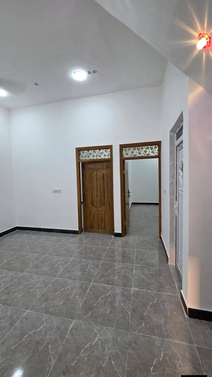 أسعد ألله أوقاتكم بكل خير احبتي 
ثلاث دور سكن للبيع ماشاءالله
جمال وترتيب ودقه بلعمل ✨

مساحة 100 م
على شارع 8 متر ثاني بيت عن تبليط

العنوان بصره طريق الصحراء وشارع المحكمه الجديده

محتويات البيت
دوانيه
صاله + مطبخ واسع
غرف منام عدد 2
 مناور + صحيات خارجي داخلي

نوع العقار طابو ملك صرف زراعي عراقي سند 25

كل هاذ جمال وترتيب بسعر 60 مليون وبي مجال

للتواصل ***********
