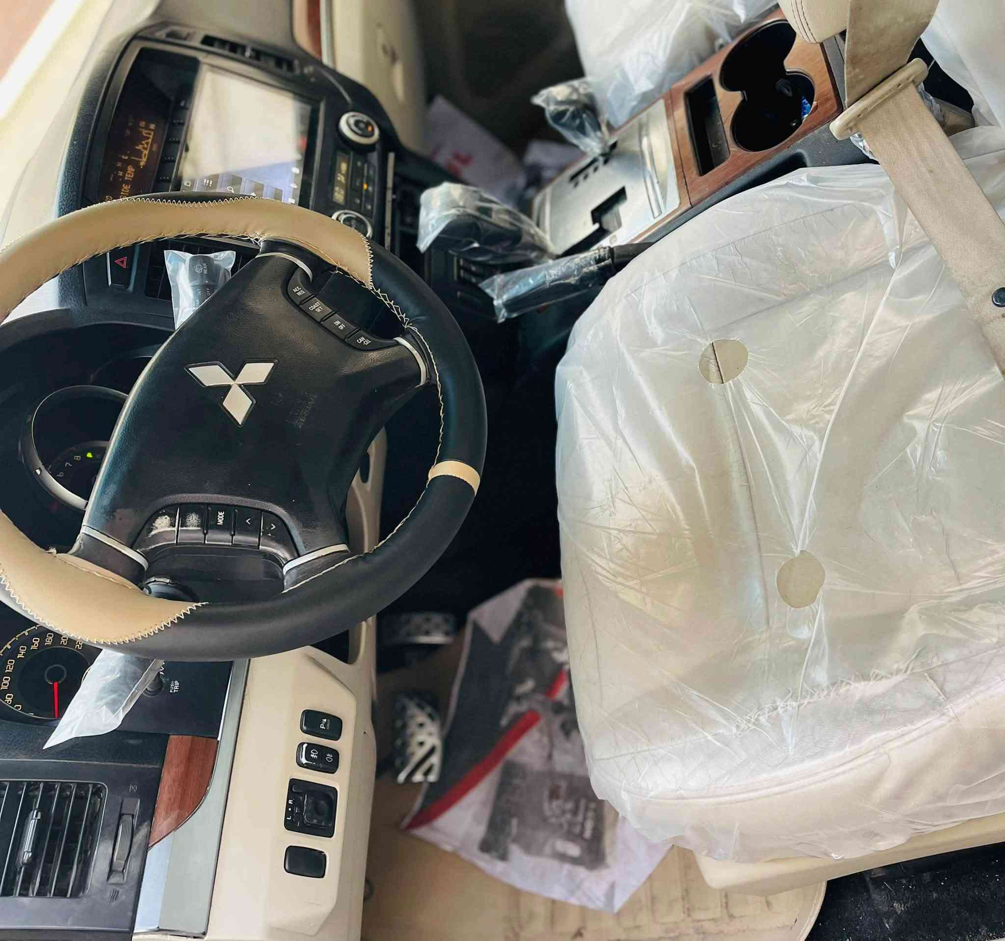 السلام عليكم باجيرو خليجي حبتور للبيع فول مواصفاات رقم بغداد مشروع وطني وبسمي سنوية وهزة وارقام جديدة 
مواصفات السيارة
(1) سلايت فتحة+ بصمة+ تحكمات ستيرن
(2) شاشة كبيرة+ كامرة خلفية+ حساسات
(3) ثلاث قطع تبريد+ سبعة راكب
(4) كشنات جلد وكهرباء+ اشاير بل مري شفط
(5) مكينة ( 6 ) ستة سلندر ١٠٠/١٠٠
(6) كير ١٠٠/١٠٠+ فور ويل
(7) صدر وتبريد وتدفئة مكفولات
(8) ميكانيكيات وكهربائيات وحدادية درجة اولى
(9) تخم تايرات جدد+ داخل غرفة جديدة
(10) السيارة جاهزة مابيها اي نقص
(11) السعر ( ١٠٥ ) ورقة وبيها مجال
(12) المكان بغداد الكرخ للاستفسار ***********
