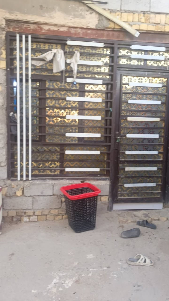 سلام عليكم بيت زراعي 200متر بنيان حديث يحتوي عله غرفتين صاله وستقبال طريق السنيه السياحي قبل السكه شارع مزرعت البركه وباقي التفاصيل***********
