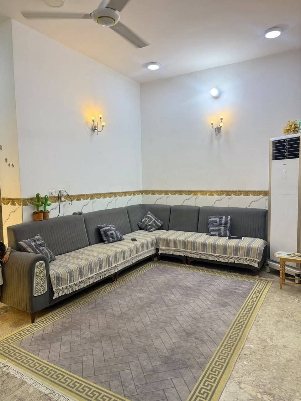 السلام عليكم 
الدار للبيع المساحه 120 متر طابق ونص  
مغربه قرب السوق 
بناء حديث للاستفسار 
***********

