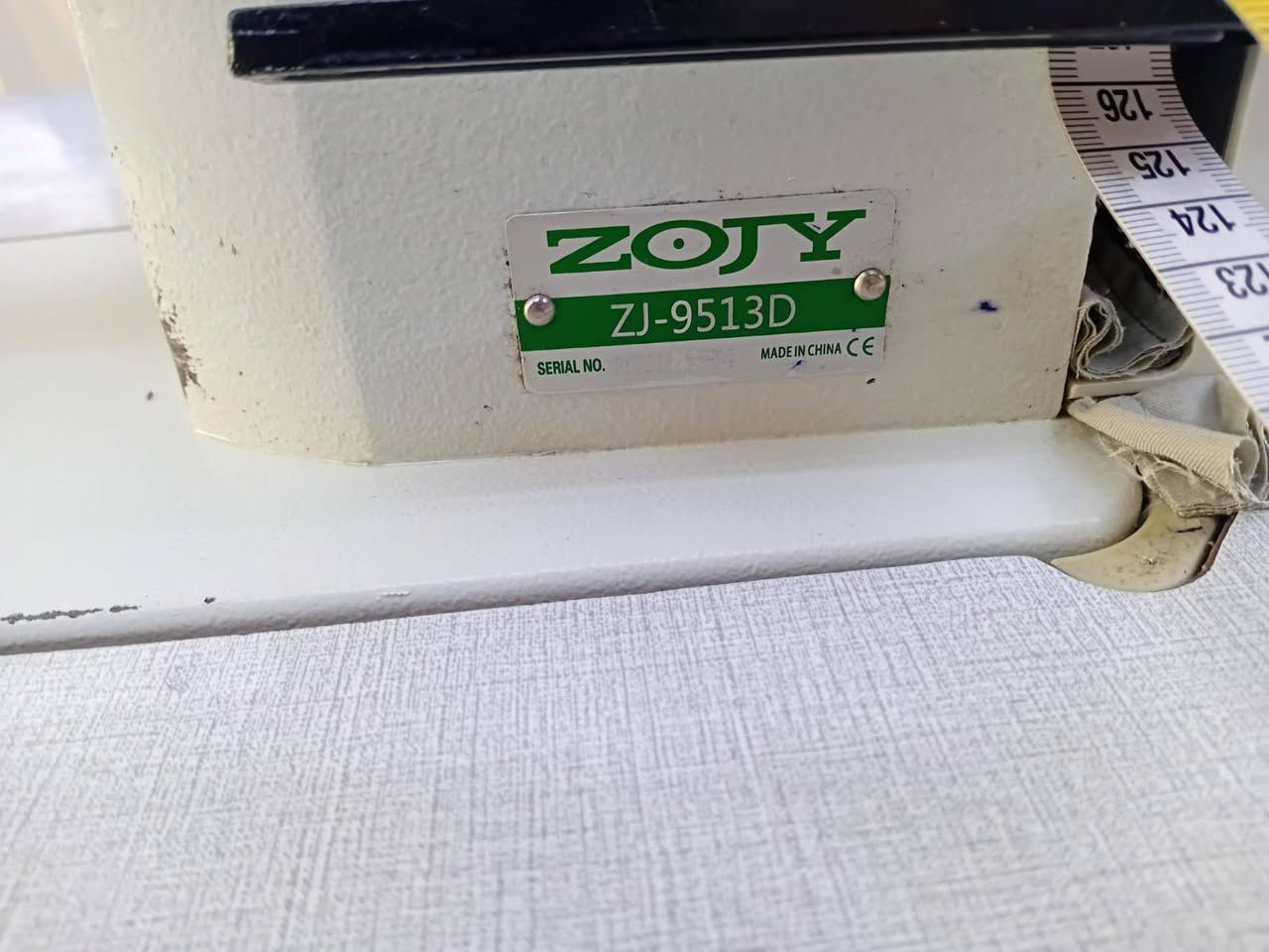 ZOJY ZJ-9513D
مواصفاته الأساسية عادةً تكون:
نوع الماكينة: صناعية غرزة مستقيمة (Single Needle Lockstitch).
الاستخدام: خياطة الأقمشة الخفيفة والمتوسطة مثل القطن، البوبلين، الكتان، وأقمشة الملابس.
السرعة القصوى: حوالي 5000 غرزة/الدقيقة.
طول الغرزة: حتى 5 ملم.
نظام الإبرة: DB×1 (مقاسات مثل #9 إلى #18 حسب نوع القماش).
تشحيم أوتوماتيكي بالزيت.
محرك سيرفو مدمج موفر للطاقة مع لوحة تحكم رقمية.
إمكانية تثبيت الإبرة أعلى أو أسفل.
تعمل على كهرباء 220 فولت (في أغلب النسخ).السعر275وبيه مجال التواصل‏‪***********‬‏
