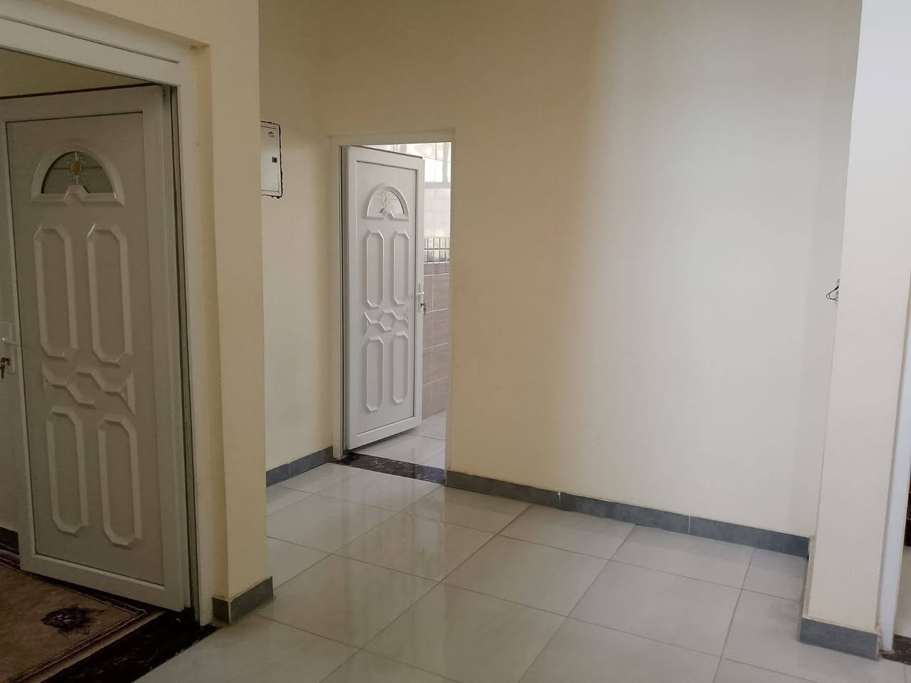 ا بيت للبيع الهارونية أمام طالب استقبال 6في4 غرفتين نوم 5في4 مطبخ 3في4 مجمع درج 6في3 صاله ضيوف معزولة 5في4 حمام داخلي 2في2 صحية خارجه وكراج 17في3 وحديقة ***********

