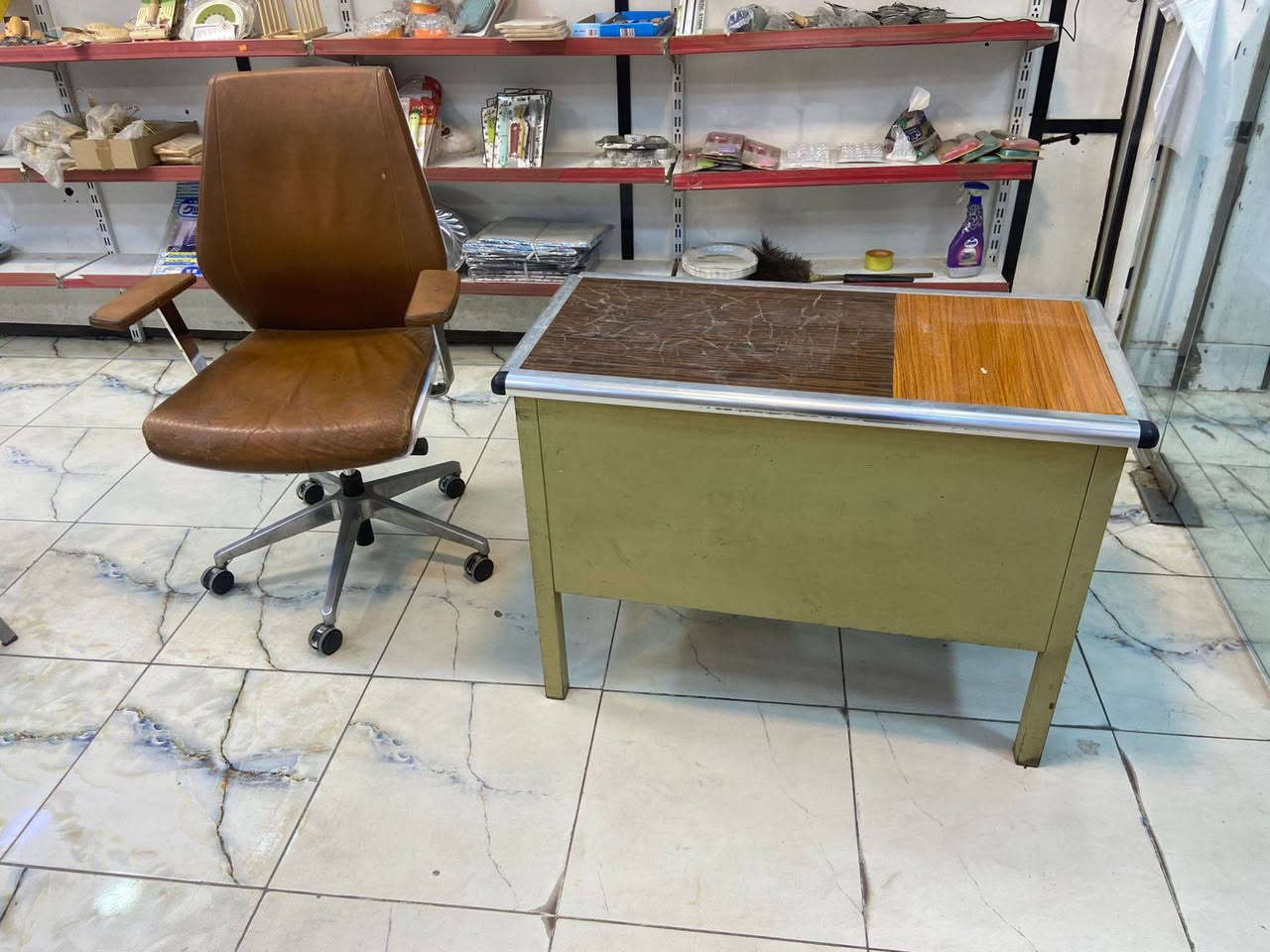السلام عليكم ميز وكرسي للبيع بسعر مناسب خمسين الف دينار
المكان الدوره حي الصحه 
رقم الموبايل 
***********
