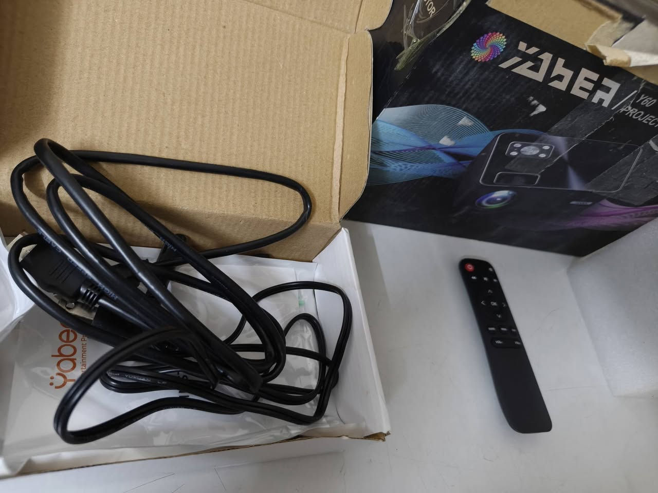 متاح جهاز العرض المنزلي (بروجكتر) من ماركة YABER طراز Y60 (المعروف بـ YABER Y60 Portable Projector).المواصفات الرئيسية: يدعم دقة عرض تصل إلى Full HD 1080P، ويدعم حجم عرض حتى 200 بوصة، ويتميز بسطوع عالٍ (حوالي 6000 لومن) لعرض واضح في الغرف المظلمة أو شبه المظلمة.المنافذ والاستخدام: يحتوي على منافذ متعددة مثل HDMI وUSB لتوصيل أجهزة الكمبيوتر، الهواتف، وأجهزة الألعاب، وهو مناسب للأفلام والعروض المنزلية. للتواصل خاص أو واتساب *********** ويوجد توصيل لكافة محافظات العراق
