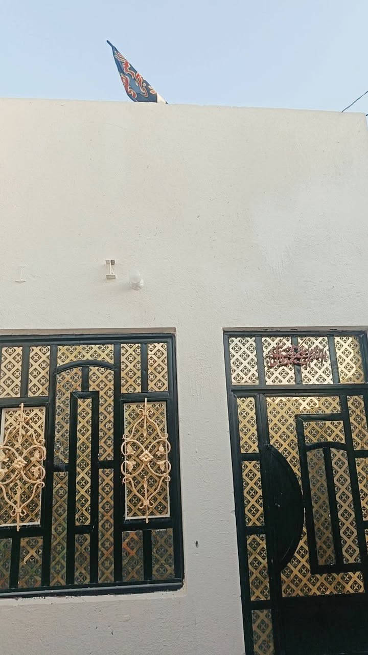 السلام عليكم بيت مساحه ١٥٠ متر واجهه ١٠ نزال ١٥ موقعه شارع السنية السياحي خلف صيدلية الرامي يبعد ٣٠٠ متر عن الشارع العام يحتوي على غرفتين نوم ،صالة.مطبخ.صحيات داخلية.صحيات خارجية.براني وسطح ستارة بيت جديد ونظيف الخدمات مجاري وكهرباء وشبكة ماء جديدة البيت مرمم درجة اولى من كل النواحي وطابو سند ٢٥ بأسمي تحويل ثاني يوم وسعرة هم مناسب للاستفسار الاتصال ***********

