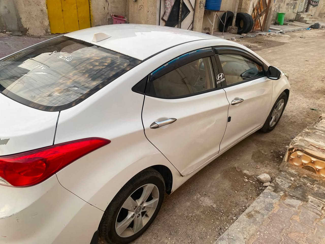 السلام عليكم انتر مديل 13بيه رشات صبغ
وبارد شويه بل باب السايق
مكينه 1600
تبريد جاهز
حداديه زينه
بسمي سياره 
سعر 85 وبيه مجال
***********
