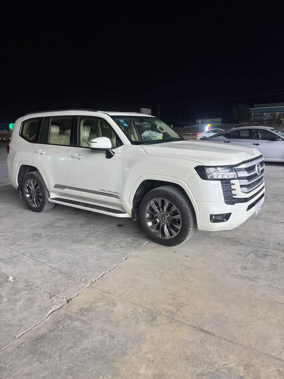 لاندكروز GXR  2022 للبيع ساز السعر 585  الجاملغ الامامي انطخ وبدلته اصلي شركة بدون صبغ ماشيه 72 رقم بغداد بأسمي ***********
