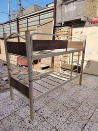 سرير طابقين • نضيف ومرتب • عليه مجال