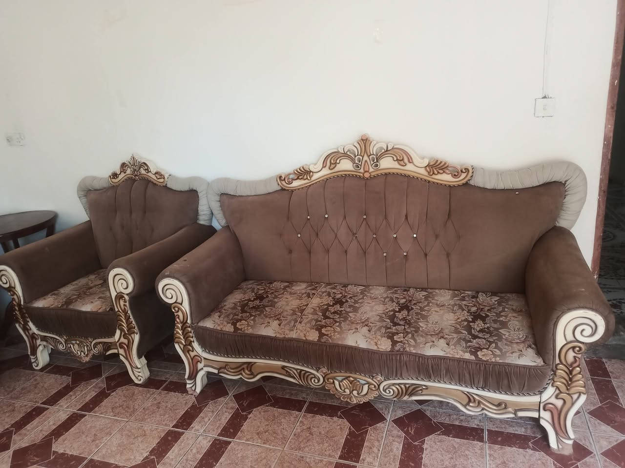السلام عليكم تخم للبيع خمس قطع السعر ٤٠٠ وبيه مجال*********** العزه الجديده
