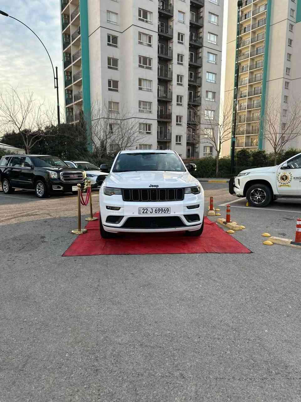 ئۆتۆمبێلی جێب گراند چێرۆکی (Limited X) مۆدێل ٢٠١٩ بۆ فرۆشتن:
تایبەتمەندییە سەرەکییەکان (Specifications):
 مۆدێل: 2019
 جۆر / : Limited X (دیزاینی سپۆڕت هاوشێوەی SRT)
 بزوێنەر: 3.6L Pentastar V6 
 گێڕ: تۆماتیک ٨ خێرایی (8-speed Automatic)
 سیستەمی پاڵنەر: دەبڵ ئەکسل (4x4 / 4WD) بە چەندین دۆخی لێخوڕین (سیستەمی Selec-Terrain: بەفر، قوڕ، لـم، ئۆتۆ)
مواسەفات و تایبەتمەندییە ناوخۆیی و دەرەکییەکان:
 بۆنیتی سپۆڕت و کراوەی هاوشێوەی SRT بە دوو هەواکێشەوە
 ویلی قەبارە گەورەی ٢٠ ئینجی سپۆڕت (ڕەنگی تاریک)
 پانۆرامای تەواو (Panoramic Dual-Pane Sunroof)
ئۆتۆ پارک و ڕادار گەورە
 سوکان چەرم، هیتر و تەحەکوم تەواو لەسەر سوکان
 شاشەی گەورەی 8.4 ئینج بە سیستەمی Uconnect بە پشتگیری تەواوی Apple CarPlay و Android Auto

 سندوق کارەبایی (جاک) / شەغال (دووربەست) بە کۆنتڕۆڵ
 کامێرای دواوە لەگەڵ حەساسی پێش و پاش (ParkSense) بە سیستەمی وەستانی ئۆتۆماتیکی
 سیستەمی خاڵی کوێر (Blind Spot Monitoring) و ئاگادارکردنەوە و برێکی تۆماتیکی ترافیکی پشتەوە (Rear Cross Path Detection)
 لایتەکانی پێشەوە و دوای Bi-Xenon و LED ڕۆژ
زانیارییە کاتییەکان کە پێویستە خۆت پڕیان بکەیتەوە:
 ڕۆیشتوو (٥٨.٠٠٠ / میل)
 
 بۆیاغ و دەعم: [سنوقی گۆراوە و ٢ بست بۆیاغی هەیە]
 شوێن: [سلێمانی]
 نرخ: [285$]
 ژمارەی پەیوەندی: [***********
***********] السليمانية, العراق

نص مكتوب في الصور:
- BidFax.info