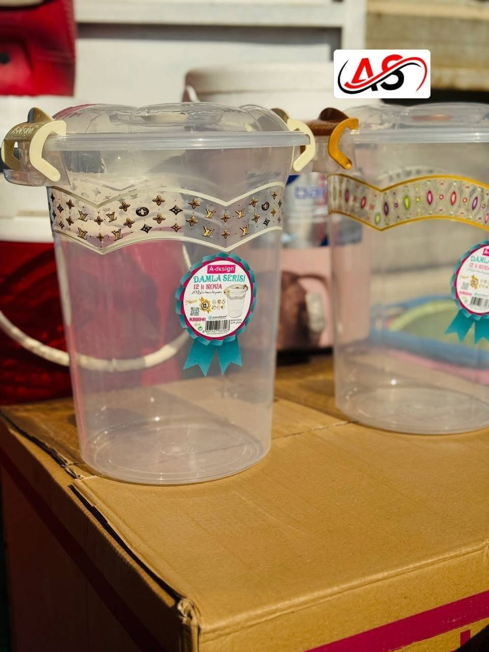 للطلب والاستفسار ***********

نص مكتوب في الصور:
- 12 قطعه سطل ٢٠ لتر دزاين 30000 الف
- حافظه ٣,٦ قبق 35000 الف ٤٨ عدد
- سطل ١٢ لتر 48000 الف 24 عدد
- 12 عدد سطل ٣٤ لتر 45000 الف
- كدر خبز ١٤ لتر 28000
- ١٢ عدد
- حافظه مزدوج 36000 الف ٤٨ عدد