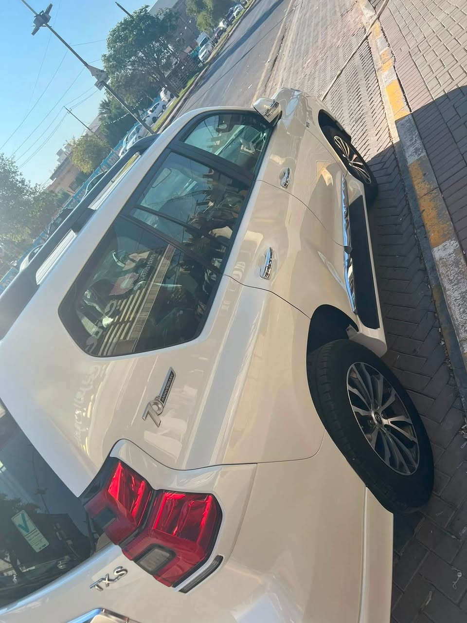 السلام عليكم
تيوتا برادو 2022 ساز Txs اعلى فئه فول 6سلندر 
السياره مكفوله عدى بارد خفيف جاملغ جه السايق 
ماشيه 59 الف جديده بحاله الوكاله 
السعر 425  يعني أربع دفاتر وخمسه وعرين ورقه 
مكان السياره بغداد للاستفسار ***********
