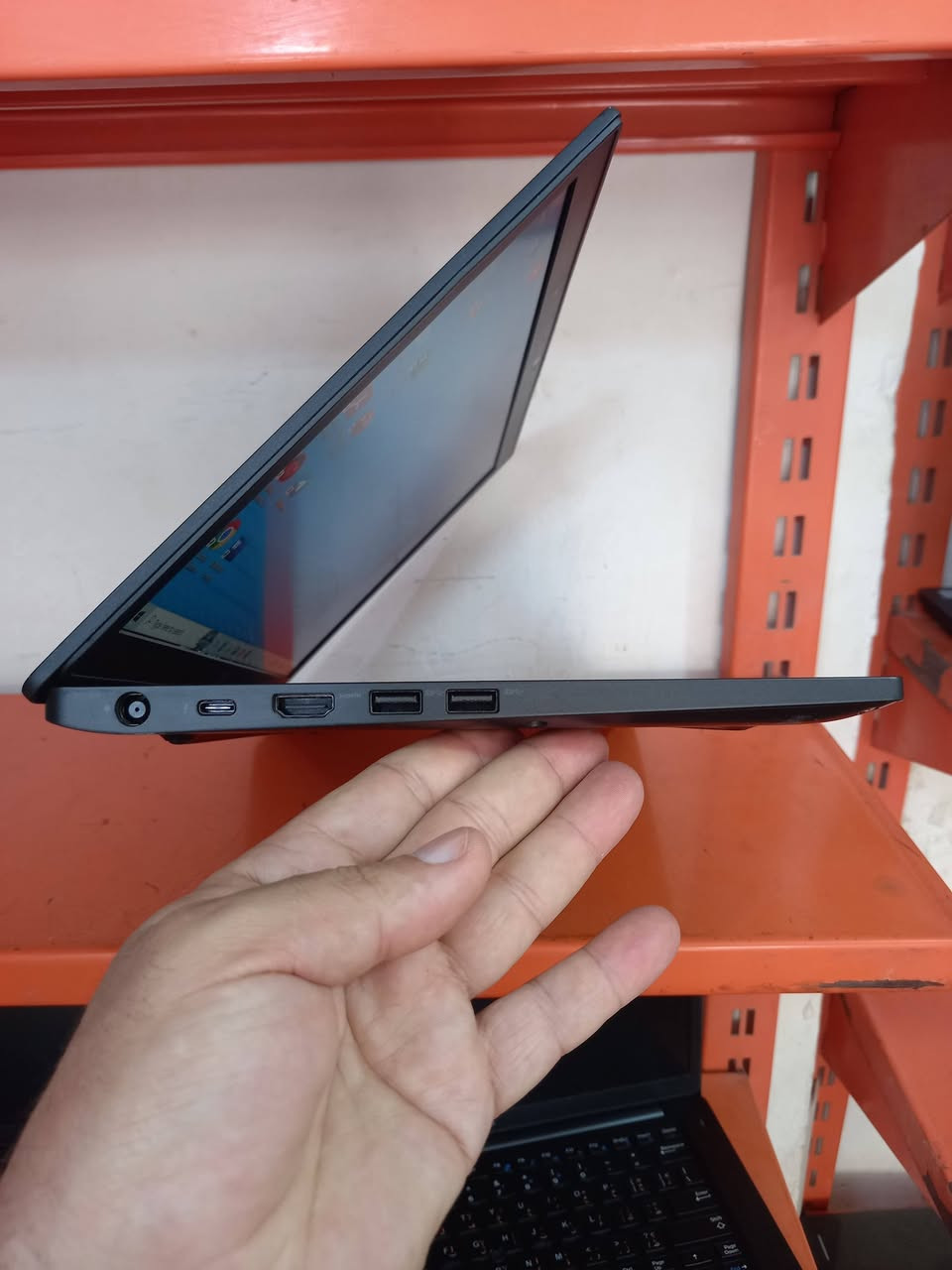 الشاشة لمس
لابتوب دل dell 
المعالج كور اي 7 الجيل 6
الهارد    256 ssd 
الرام 8.  ddr4 
كارت الشاشة  4  شير 
حجم الشاشة  14 لمس 
الشاحنة اصلية 
يحتوي على منفذ تايب سي للشحن او نقل البيانات
نظام التشغيل ويندوز 10 عربي انكليزي 
الملحقات شاحنة وجنطة 
السعر  225
***********
***********
يوجد توصيل

متوفر 
تتوفر مجموعة لابتوبات بأسعار مناسبة ومواصفات
