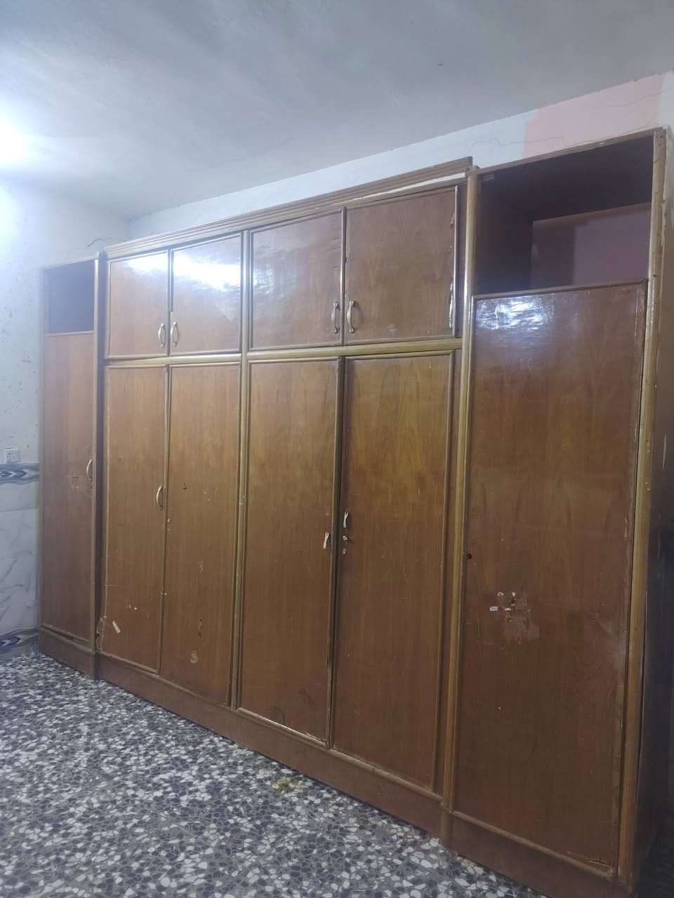 سلام عليكم عندي كناتير البيع بيهن اضرار خفيفه السعر 75العنوان بغداد مدينه الصدر الدسيم ***********
