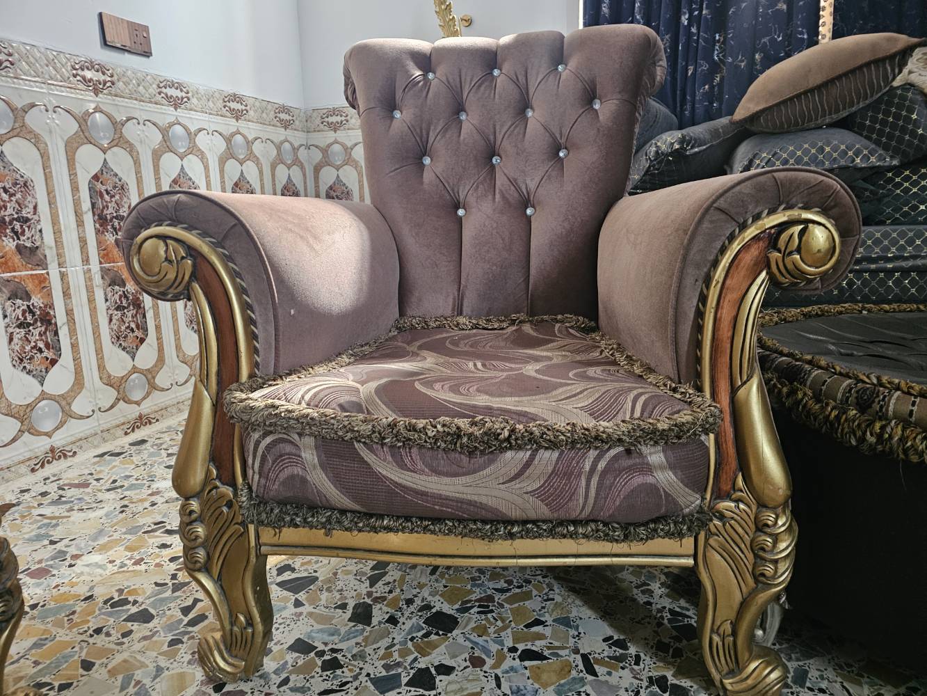 ٢ كنب كبار • ٤ كنب صغار • مجلس مرتب