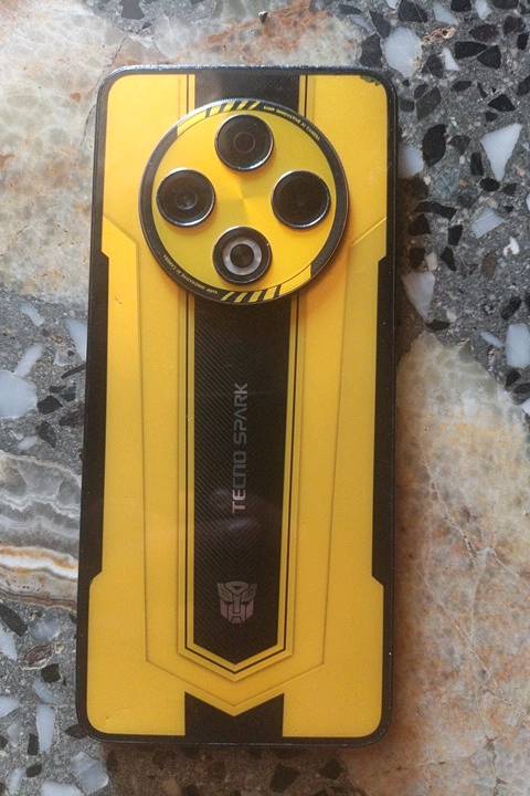 Tecno Spark 30 Bumblebee شاشة مكسورة فقط
تگدر تذكر شنو سعة الجهاز بالضبط؟ مثلًا 8/128 لو غيرها، وهل هو Tecno Spark 30 Bumblebee رسمي لو نسخة معدلة/مبدلة؟: 
الذاكرة  128نسخة رسمية من تكنو
غير الشاشة المكسورة، هل كلشي ثاني شغال طبيعي: اللمس، الكاميرات، السماعات، الشحن، الشبكة والبصمة/الوجه إذا موجود؟: 
الجهاز كلشي مبي بس الشاشة مكسورة
الجهاز وين موقعه بالعراق؟ ويفضل التسليم إيد بإيد لو شحن؟: 
في بغداد بوب الشام تريدة راسلني ع واتساب
هل يجي ويا ملحقاته الأصلية مثل الشاحن/الكارتون، لو الجهاز وحده فقط؟: 
لا
شنو سبب البيع، وهل أكو قابلية على السعر لو السعر نهائي؟: 
قفلة 80