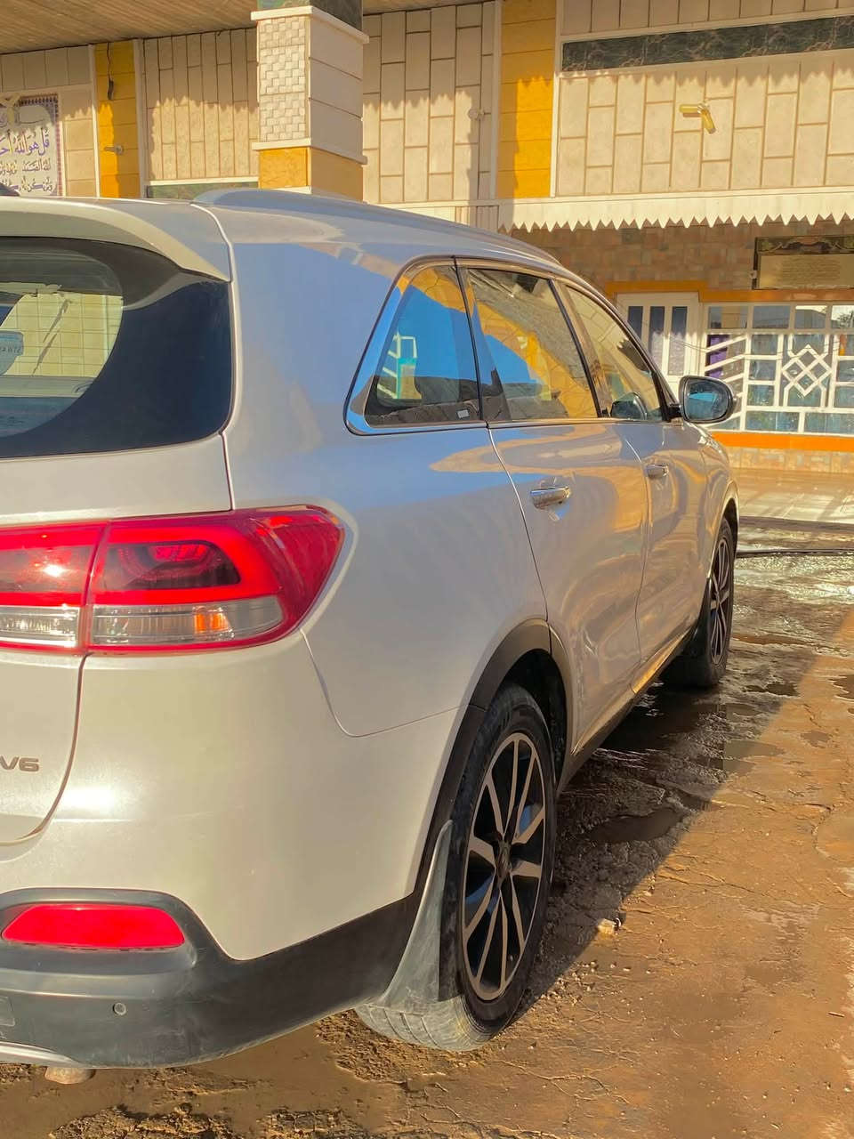 🚗 كيا سورينتو 2016 للبيع
المواصفات العامة:
 النوع: كيا سورينتو (Kia Sorento)
 الموديل: 2016
 المحرك: 6 سلندر (V6)
 اللون: أبيض صدفي
 الرقم: بغداد (11-B)
 الداخل: مخمل بيجي بحالة ممتازة ونظيفة جداً
📋 حالة السيارة والفحص الفني:
 المحرك: سليم (من الأعلى)
 القير / الجير: سليم
 الكهرابائيات: سليمة
 الشاسي: سليم / اسلند
 النود / البودي: سليم
حالة البودي والصبغ (حسب الورقة المرفقة):
 صبغ في الباب الخلفي الأيمن.
 يوجد تعديل على البارد وتعديل تعديل خفيف/خدوش في مناطق محددة موضحة بالفحص.
💡 ملاحظات إضافية:
 السيارة بحالة فنية ممتازة وجاهزة للاستخدام.
 مظهر خارجي أنيق وداخلية مريحة ونظيفة مع أغطية حماية (تغليف) للدشبول والاستيرن.
📍:
 السعر: (210 )
 مكان: (ديالى)
 رقم الهاتف أو واتساب : (*********** )
