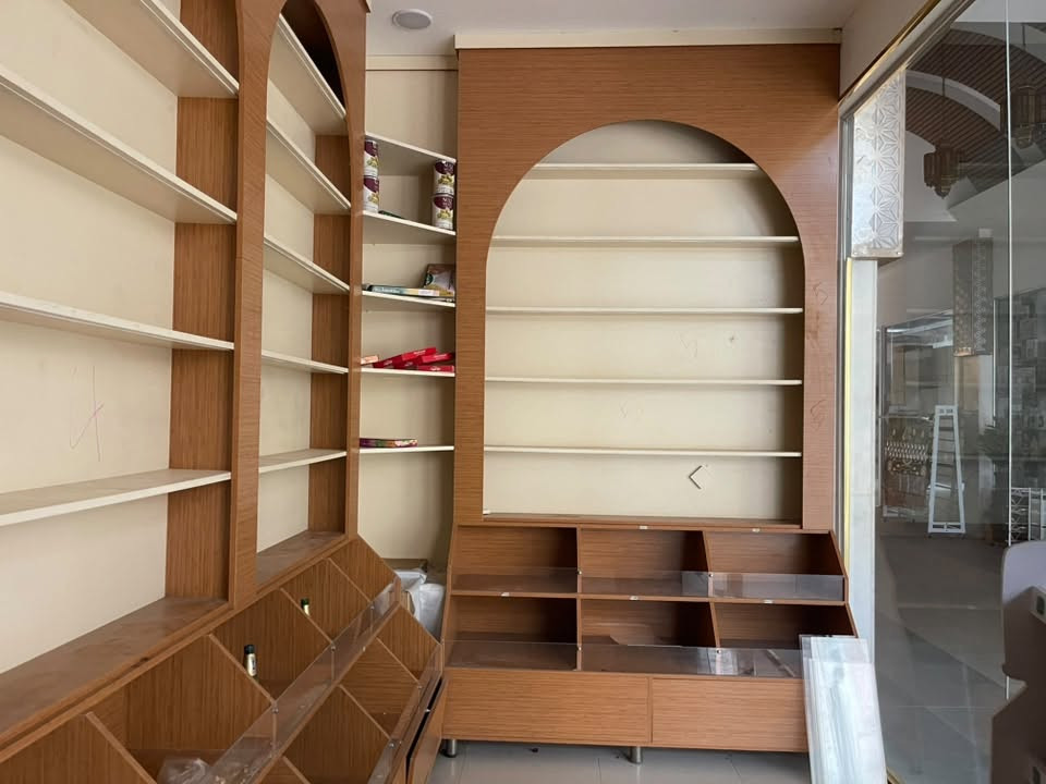 ديكور محل • إنارة داخلية • رفوف