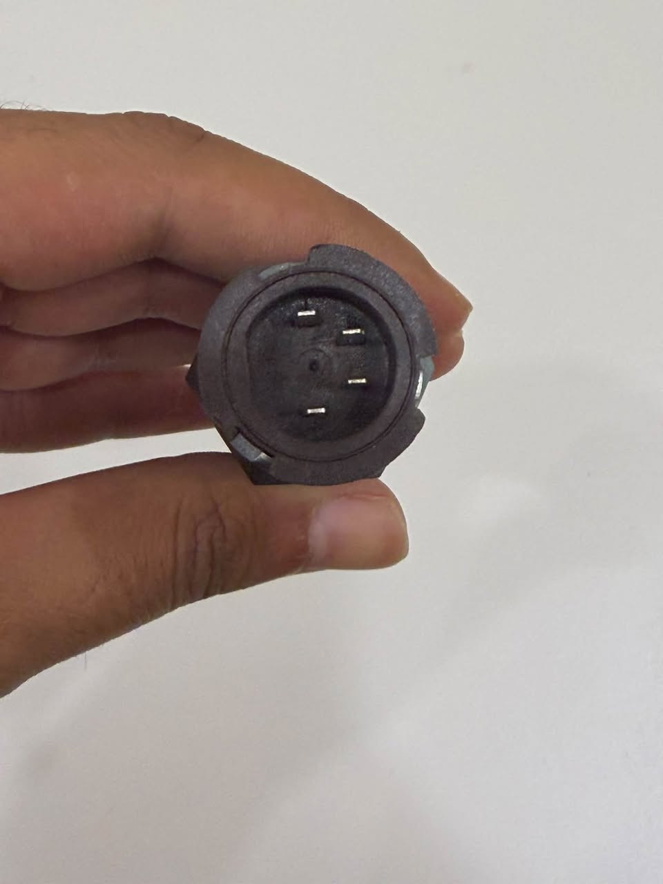حساس سرعة وجير (Speed Sensor) أصلي 100% بلاد (VDO الألماني من شركة Continental) [1.3.6، 1.4.1]، القطعة نظيفة جداً وبحالة ممتازة وجاهزة للشد والتنازل عن التجربة.📋 مواصفات الحساس والموديلات التابع لها:الشركة المصنعة: VDO الأصلية (الحفر بارز وواضح على المعدن مو ليزر أو طباعة صينية) [1.3.6، 1.4.1].الطول: 90 مم (4 بن / 4 دبابيس توصيل).يرهم على: شاحنات مرسيدس أكتروس MP1, MP2, MP3 (من موديل 1996 إلى 2013).***********
