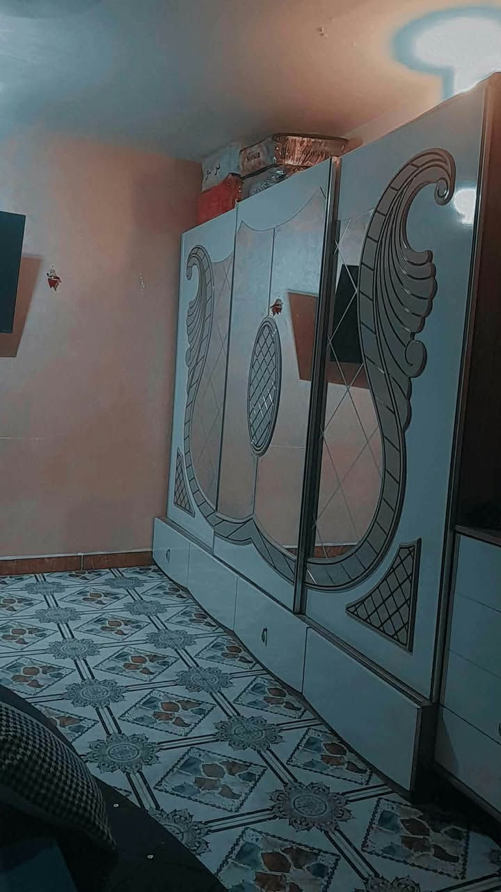 السلام عليكم بنات عندي غرفه مستعجله ع بيعته مكاني زعفرانيه ٣٥٠ شراي يتفضل خاص

نص مكتوب في الصور:
- المزيد