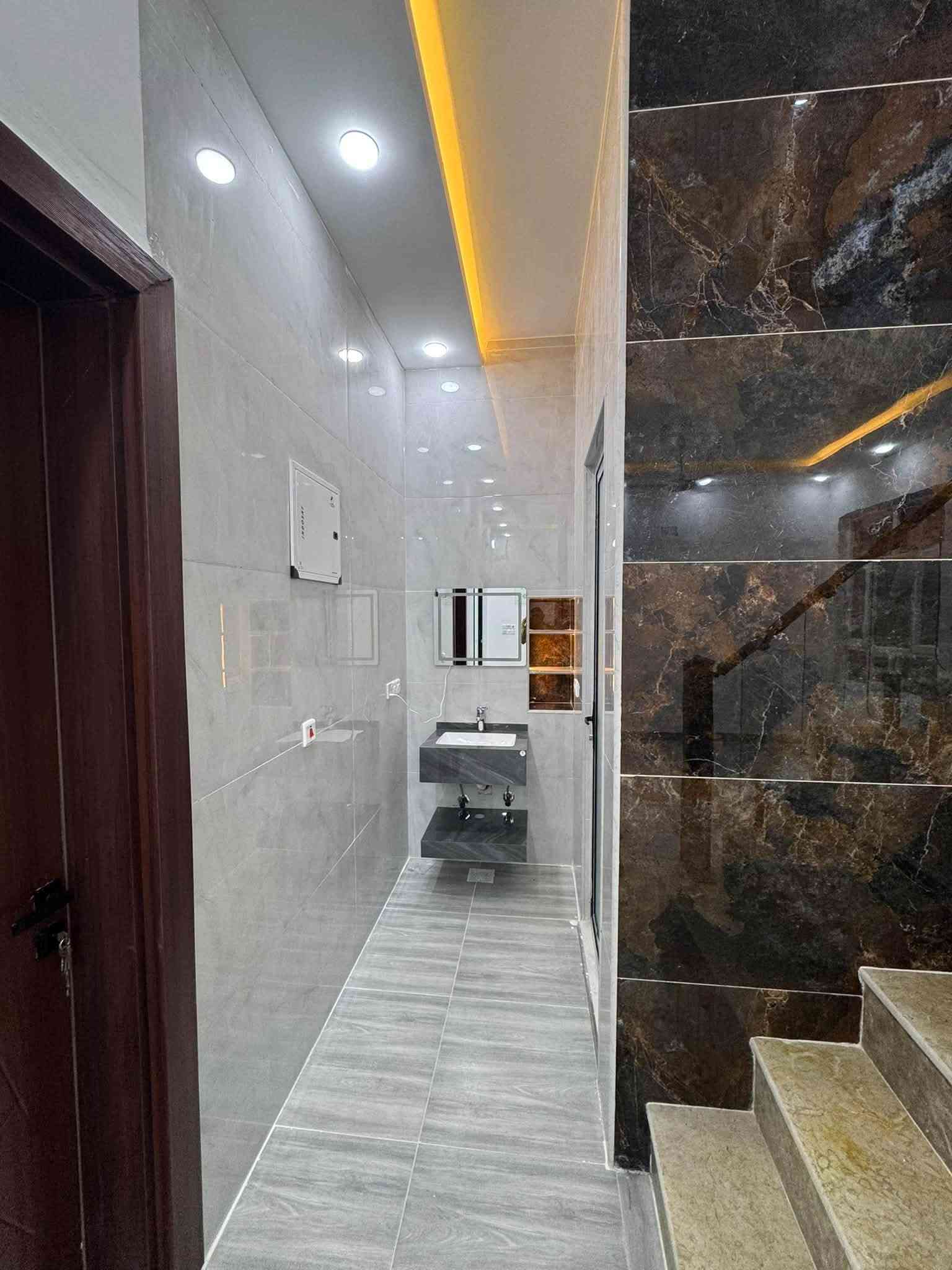 فرصه ذهبية للبيع | منزل طابقين بتصميم حديث ✨
📍 الموقع: دور الزراعة الثانية
📐 المساحة: 150 متر
📜 النوع: طابو زراعي (سند 25 ملك صرف)
🏠 تفاصيل توزيع البيت:
 الطابق الأرضي:
 استقبال واسع للضيوف
 مطبخ مجهز
 صالة معيشة مريحة
 غرفتي نوم (2)
 صحيات داخلية وخارجية
 الطابق الثاني:
 غرفتي نوم (2)
 صحيات
 سطح واسع
✨ المميزات والديكورات:
 ديكورات نقوش مغربية فاخرة تضفي لمسة جمالية أنيقة.
 منظومة إنارة مخفية حديثة تبرز جمال التفاصيل.
📞 للاستفسار ومزيد من التفاصيل، يرجى الاتصال على الرقم:
📞***********📞
أو تفضلوا بزيارة مكتب الحمداني للعقار.
       
☎️***********☎️

