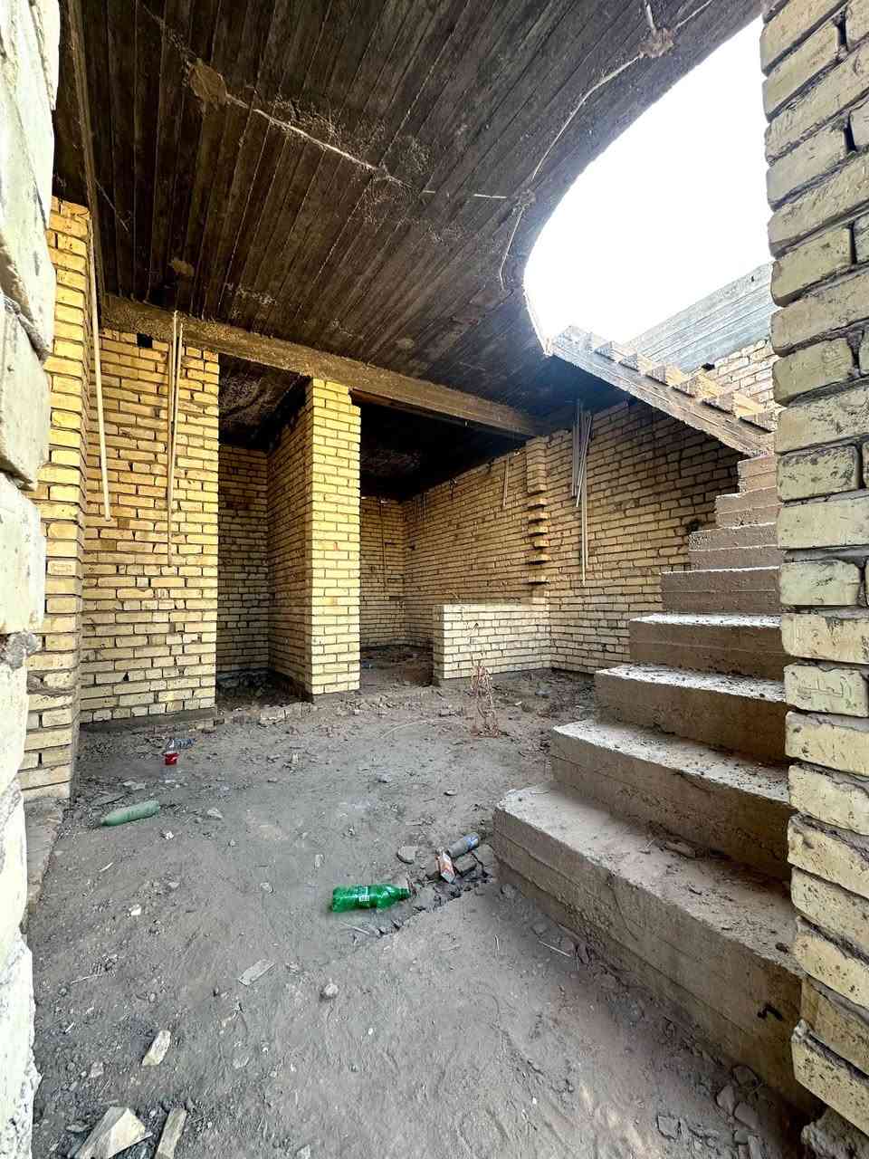 السلام عليكم حبايب هيكل للبيع بزوير المساحه ١٠٠م مربع ١٠x١٠ بناء درجه اولى صب كونكريت مسلح اساس وسقف طابوك جمهوري على الشارع الرئيسي مال الغسل وخارطه كلش مرتبه يحتوي على استقبال وصاله ومطبخ وغرفه  وصحيات ٢التواصل والاستفسار الرقم ***********
