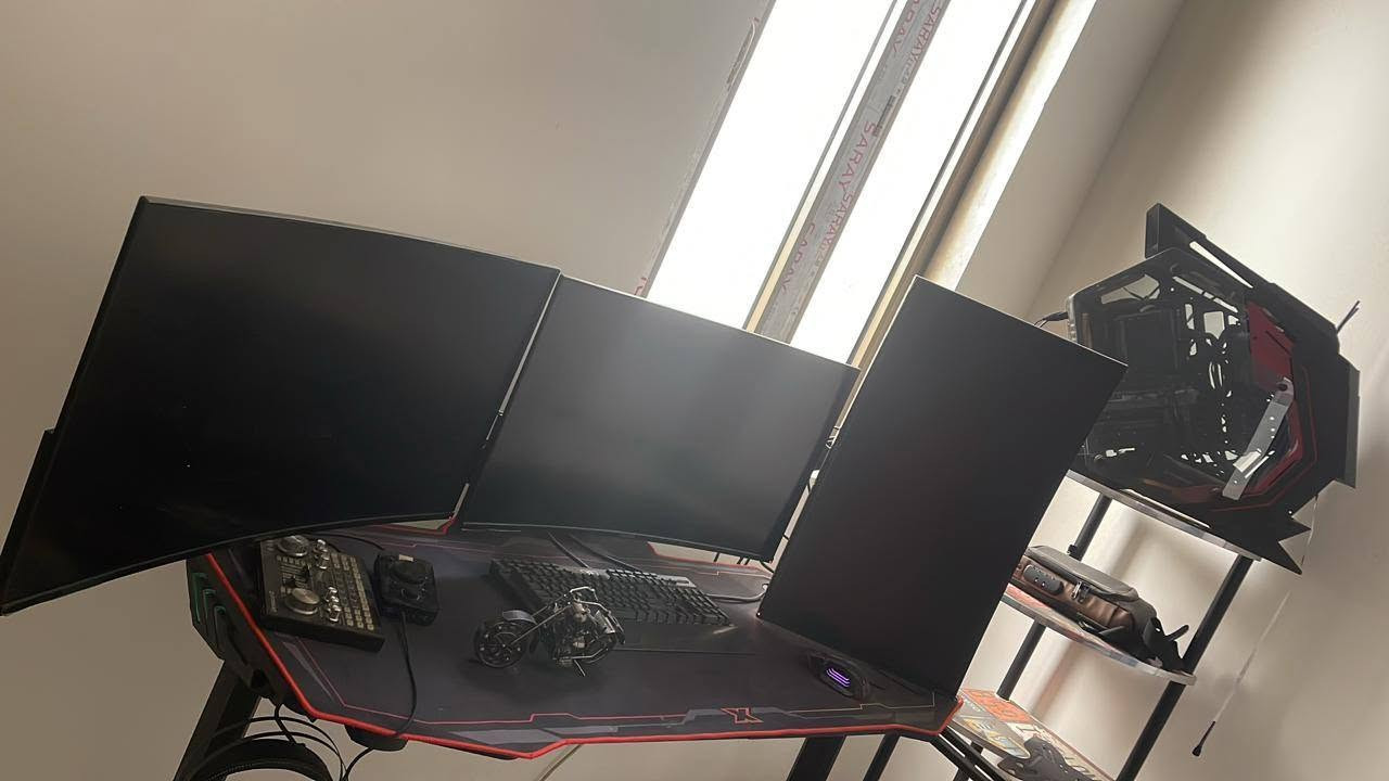 🖥️ Gaming PC للبيع – مواصفات قوية
المعالج: AMD Ryzen 5 3600
6 أنوية / 12 خيط معالجة
تردد أساسي 3.6GHz
Boost حتى 4.2GHz
كاش 32MB L3 �
AMD
كرت الشاشة: PNY GeForce GTX 1080 XLR8 Gaming OC
8GB GDDR5X
Memory Interface: 256-bit
CUDA Cores: 2560
نسخة Factory Overclocked
تبريد XLR8 �
Pny
الرام: 16GB RAM
DDR4
كرت التقاط: AVerMedia Live Gamer 4K
مناسب للبث والتسجيل والستريمنغ بجودة عالية.
نظام التشغيل: Windows 10 Pro 64-bit
المذربورد: AMD AM4 —
 وياها الميز مالتها وثلاثة شاشات اثنين شغالات ووحدة يرادلها تصليح
السعر كامل وي الملحقات مليون وبيها مجال
***********
