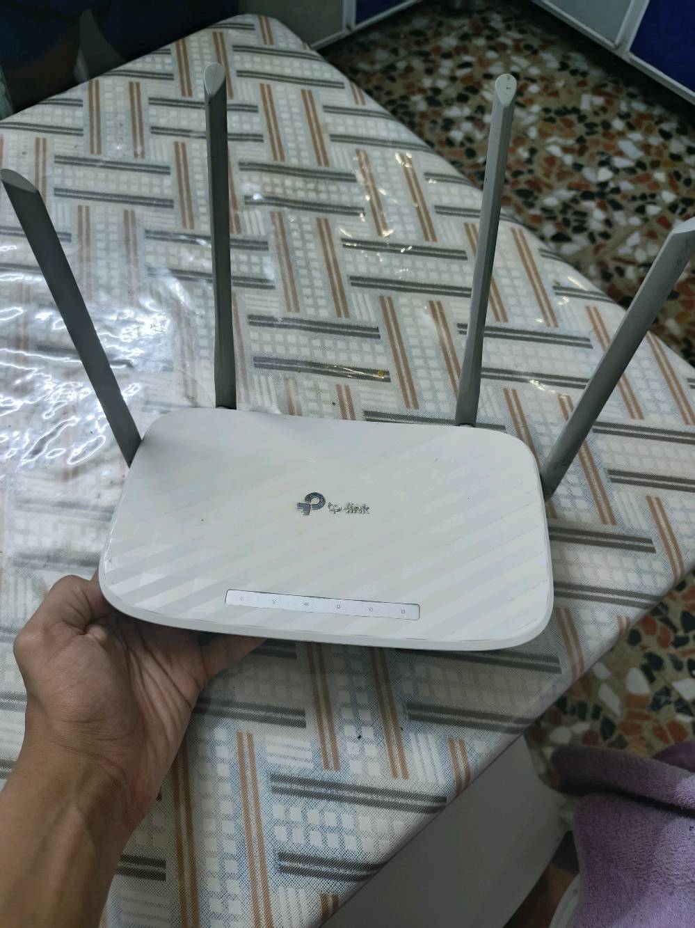 راوتر TP-Link Archer C50 راوتر نظيف كلش مع تحويلة للعلم التحويلة سعرها وحدها تكون اقل شي 15 الف لاكن مع الراوتر السعر 40الف وبيه مجال للتواصل مع الرقم ***********
وهذا الرقم بيه واتساب واهلاً وسهلاً بكم. 
الموقع بغداد/الدورة/ابو دشير
