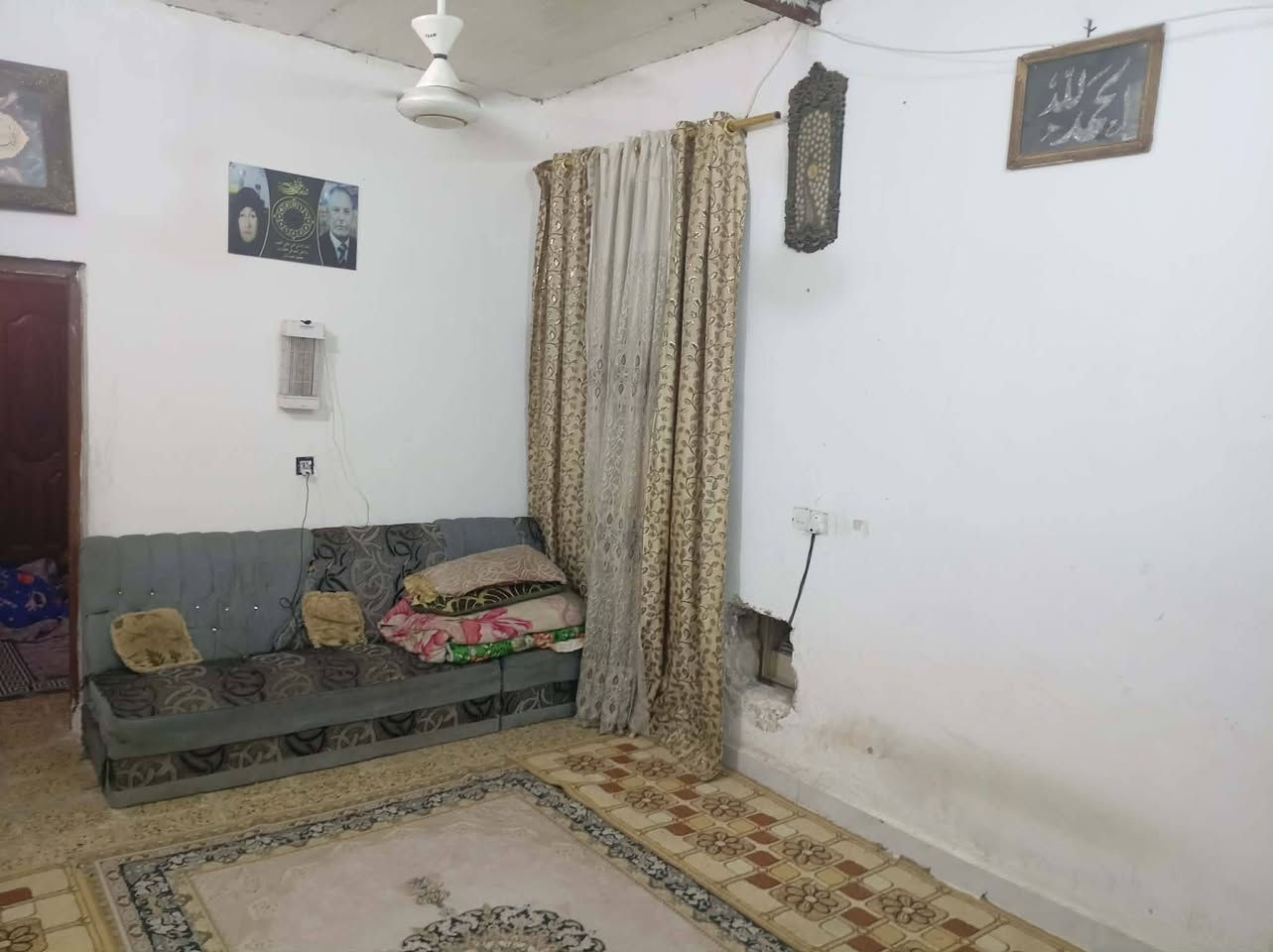 نزلت علي الامير قرب مستوصف مساحته 100 مبني غرفه وهول ومطبخ كلهن لبخ وبياض ولارضيه كاشي باب شارع سقف سندويج مرقم بلديه مجاري شارع مشتركين سعر 20بيه مجال ***********واتساب
