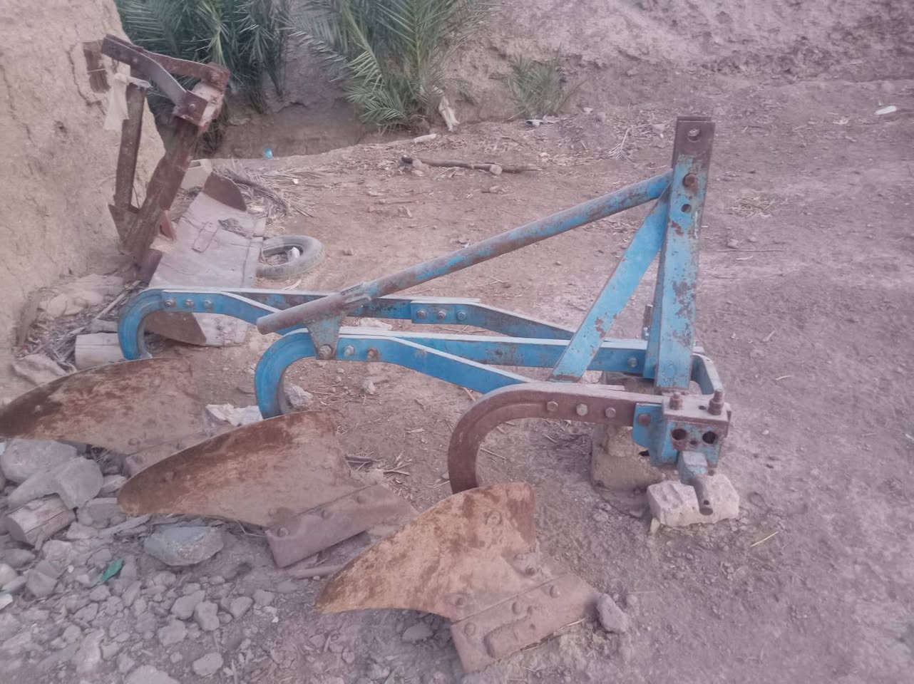 سلام عليكم
مكينه عنتر البيع جاهزه مناقصة كلشي موديل 86 
غير متواجد على لفيس مكان بابل جبله الصمود  التواصل على رقم ***********
