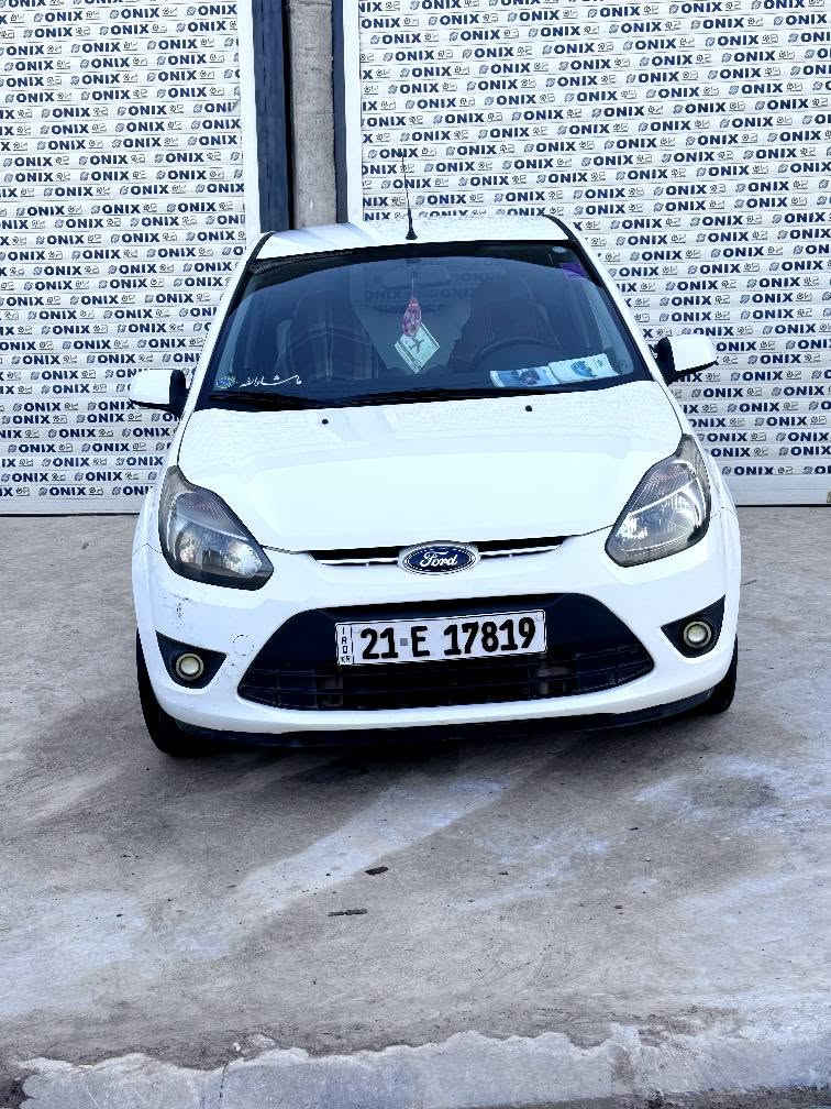 فۆڕت فیگۆ ٢٠١٢ نیڤا  یەک پارچە بۆیاخ 
یەکدو پەڵە سارد. بێناو بێ ئێرباگ 
گێڕ و مەکینە کارەبای تەقەو ڕەقە بە شەرتی ١٠٠ فیتەر 
گێڕی سفری بۆ بەستراوە  تایەی سفری بۆ بەستراوە لیدو عەدەسەی بۆ بەستراوە  هایدرۆلیکی گێڕو ڕۆنی مەکینەی گۆڕدراوە سێرڤسی باشی بۆ کراوە 
سەنەوی تا مانگی ٩ ی ٢٠٢٨ تازەیە  بەناوی خۆمەوەیە 
تەحویلو غرامەی بەشەرتە  تا بڵێی سایەرەیەکی پاک و پوخت و خزمەت کراوە سەیارەیەکی زۆر کپو مەزبوتو ئیقتیسادیە بۆ ئەم وەزعەی ئێستا ...
تەنانەت گاعی بیلادی خۆی لەگەڵ ماوە  
تەنها تەبریدی خازی تیانیە . 
***********. وەتس ئەپیشی لەسەرە السليمانية, العراق
