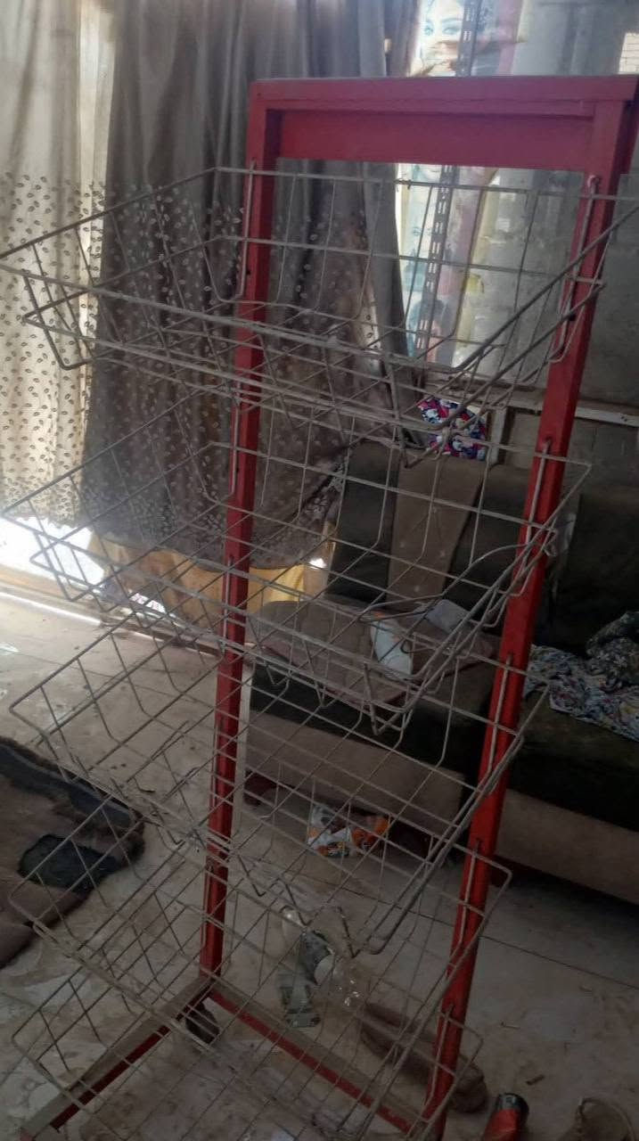 للبيع اغراض صالون 1 كرسي صالون  2. ميز صالون  3 مرايه + اغراض محل براد+عارضة اجباس +رفوف محل. الاتصال. *********** المكان الحمزة الغربي حي الاصدقاء
