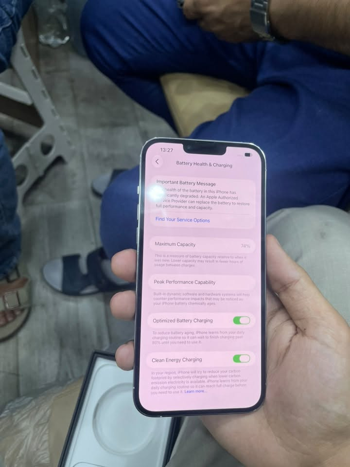 ايفون 13برو ماكس ذاكره 256 البطاريه 74 مامفتوح جهاز   لون ابيض 700 بي مجال 
***********

نص مكتوب في الصور:
- 13:27 Battery Health & Charging Important Battery Message health of the battery in this iPhone has icantly degraded. An Apple Authorized vice Provider can replace the battery to restore full performance and capacity. Find Your Service Options Maximum Capacity 74% This is a measure of battery capacity relative to when it was new. Lower capacity may result in fewer hours of usage between charges Peak Performance Capability Built-in dynamic software and hardware systems will help counter performance impacts that may be noticed as your iPhone battery chemically ages Optimized Battery Charging To reduce battery aging, iPhone learns from your daily charging routine so it can wait to finish charging past 80% until you need to use it Clean Energy Charging In your region, iPhone will try to reduce your carbon footprint by selectively charging when lower carbon emission electricity is available. iPhone learns from your daily charging routine so it can reach full charge before you need to use it. Learn more.