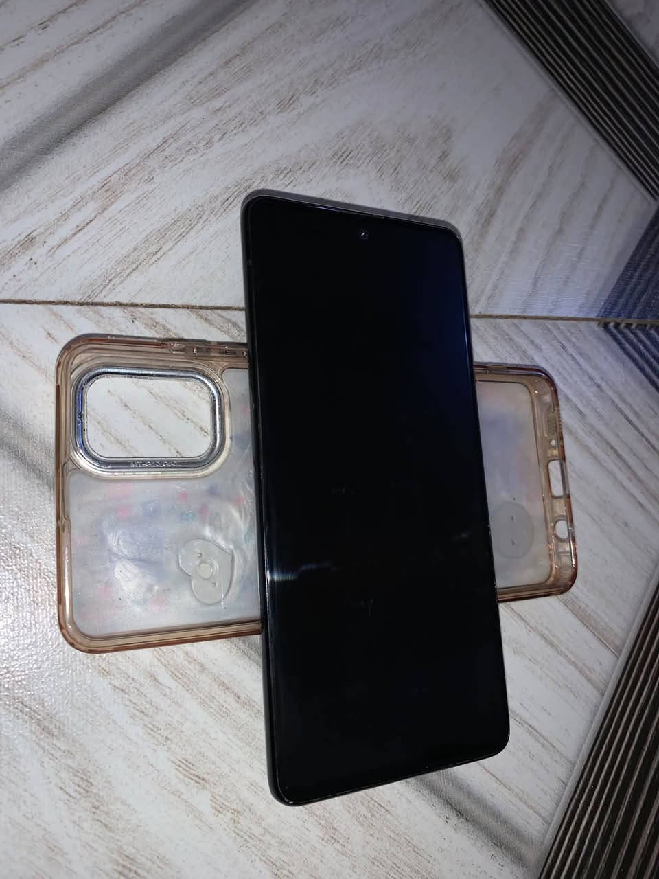 سلام عليكم جهاز سامسونك A51 5G غني عن التعريف 
ذاكرة128 مستعمل بحالة جيدة جداً اصدار امريكي 
للبيع بسعر 130 الف للتواصل ***********واتساب
مكاني حي ميسان

نص مكتوب في الصور:
- الشاشة 6.5 بوصة - 1080x2400 بكسل الذاكرة الداخلية 128 جيجابايت الرام 6 أو 8 جيجابايت الكاميرا 48 + 12 + 5 + 5 ميجابكسل المعالج Samsung Exynos 980 البطارية والشحن السريع 4500 مللي أمبير