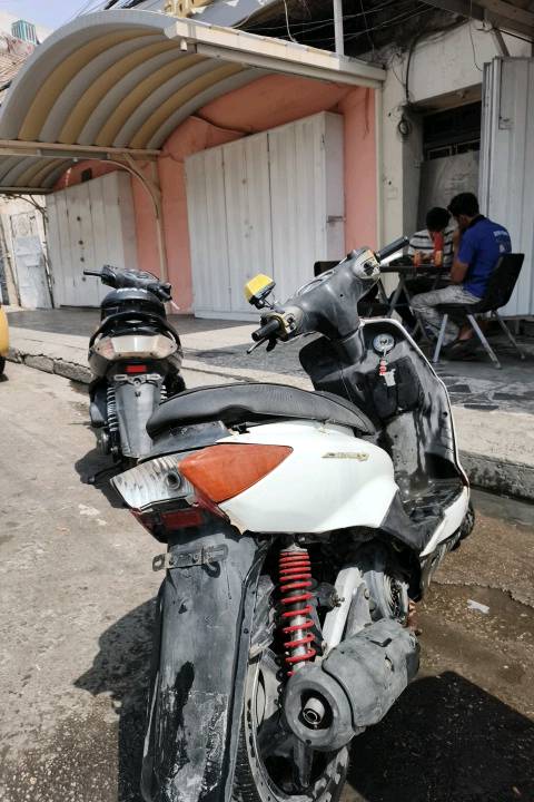 سكنس ياباني 🇯🇵🛵 . 
كهربائيات كلها شغاله🎇 . 
 نقصهة بس سبايدر و قبعق بك لايت بس القبق
 بيها منضومه زنون عالي ناصي 💡

سعر 400 الف  
بيها مجال حك الجيه مو شراي لتعبني 
