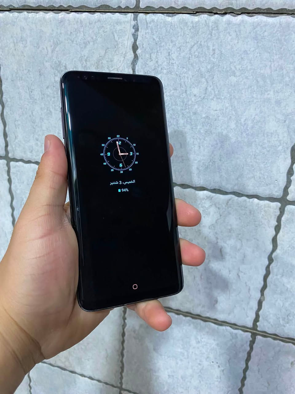 السلام عليكم
Galaxy s9 Plus 
ذاكره 128 .. نضافته عاليه جدا 
دبل شريحه .. شحن سريع 
شاشه منحنيه سوبر امولد بيها طبع خفيف جدا
ببجي 60 فريم .. كاميرات رهيبه 
سعره ( 170 ) وبي مجال مو شراي لا تدوخني رحمه لاهلك .. ملحقات كامله 
مكاني حله .. ***********
