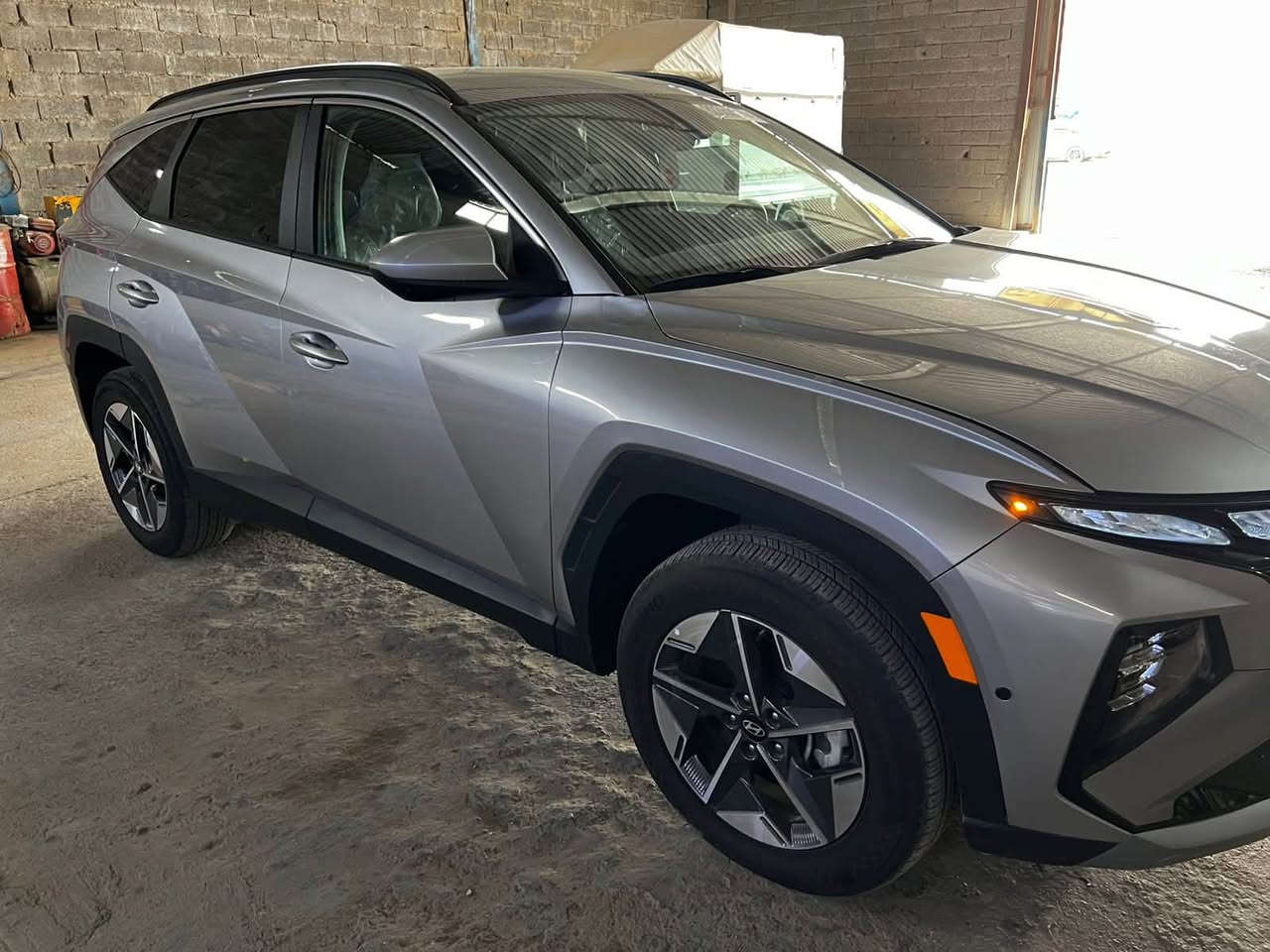توسان فئة SEL  موديل  Hyundai Tucson 2025 
وارد أمريكي صور الحادث مرفقة بلمنشور 
بدون ايرباك 
ماشيه 7  آلاف فقط حقيقي 
تترقم جميع المحافظات 
المواصفات
المحرك

* 2.5 لتر 4 سلندر
* 187 حصان
* قير أوتوماتيك   

التجهيزات الخارجية

* الويل  18 إنج
* ليتات LED كاملة
* مرايا كهربائية مدفأة
* فتح باب بالبصمة
* باب خلفي كهربائي Smart Liftgate

الداخلية

* شاشة 12.3 إنج
* شاحن لاسلكي
* تشغيل بصمة
* مقعد السائق كهربائي 
* مقاعد أمامية مدفأة
* تكييف أوتوماتيك مزدوج
* USB-C خلفي للأهل أو الأطفال  

أنظمة الأمان

* رادار أمامي
* مثبت سرعة ذكي
* تنبيه النقطة العمياء
* المحافظة على المسار
* فرملة طوارئ
* كاميرا خلفية
* تحذير حركة خلفية  
* ***********
