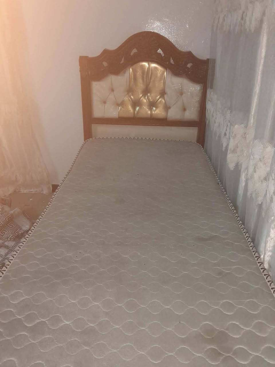 تخت • خشب زان • نضيف