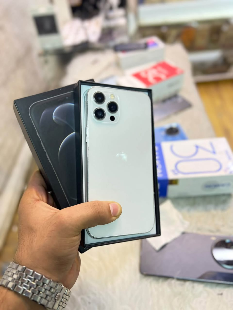 📲iPhone 12 Pro Max
📲آيفون 12 برو ماكس 
🤍لون ابيض المميز 
✅شرق اوسط الجهاز فول نظافة 99‎%‎
📀ذاكرة 512 نص تيرا ذاكرة عملاقة 
🔋بطارية 77 بلادي
☑️مبدل شاشة اصلية 3 خيارات
📍مكاني نجف
📞خاص او اتصال 
☎️ ***********
