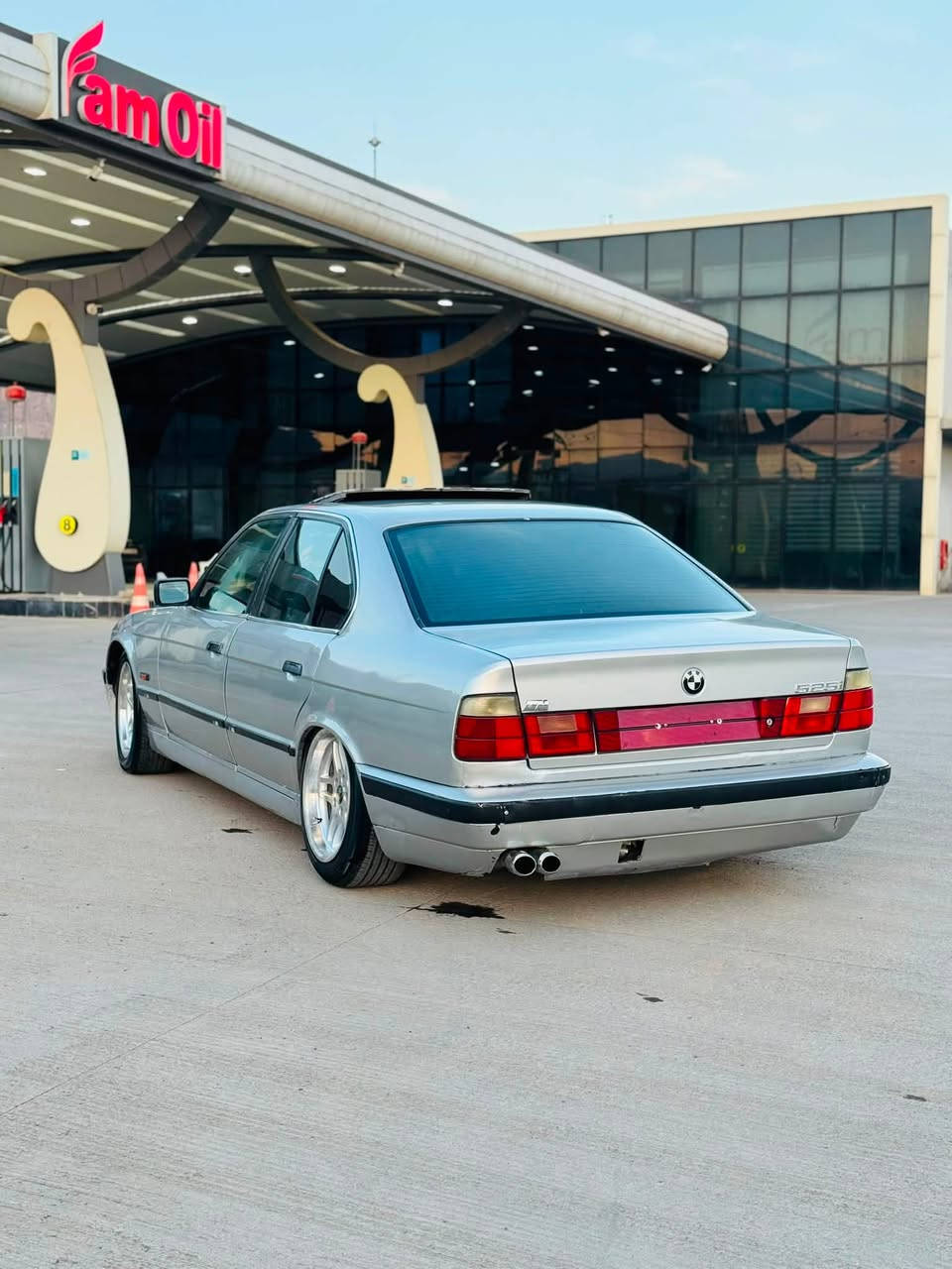 بۆ فرۆشتن
BMW 525گێڕ عادی 
مۆدیل 1992  ئاڕم پلاستیک سلیمانی 
موس وبڕاوەی بەشەرت گێڕ ومەکینە و تەقەوڕەقە بەشەرت 
چوار تایەو ویلی لۆکی Mی لەژێرە کامل سێرڤس کراوە تازە 
 سعری 34گەڵاو مەعامەلە 
شوێن :ڕانیە
***********
