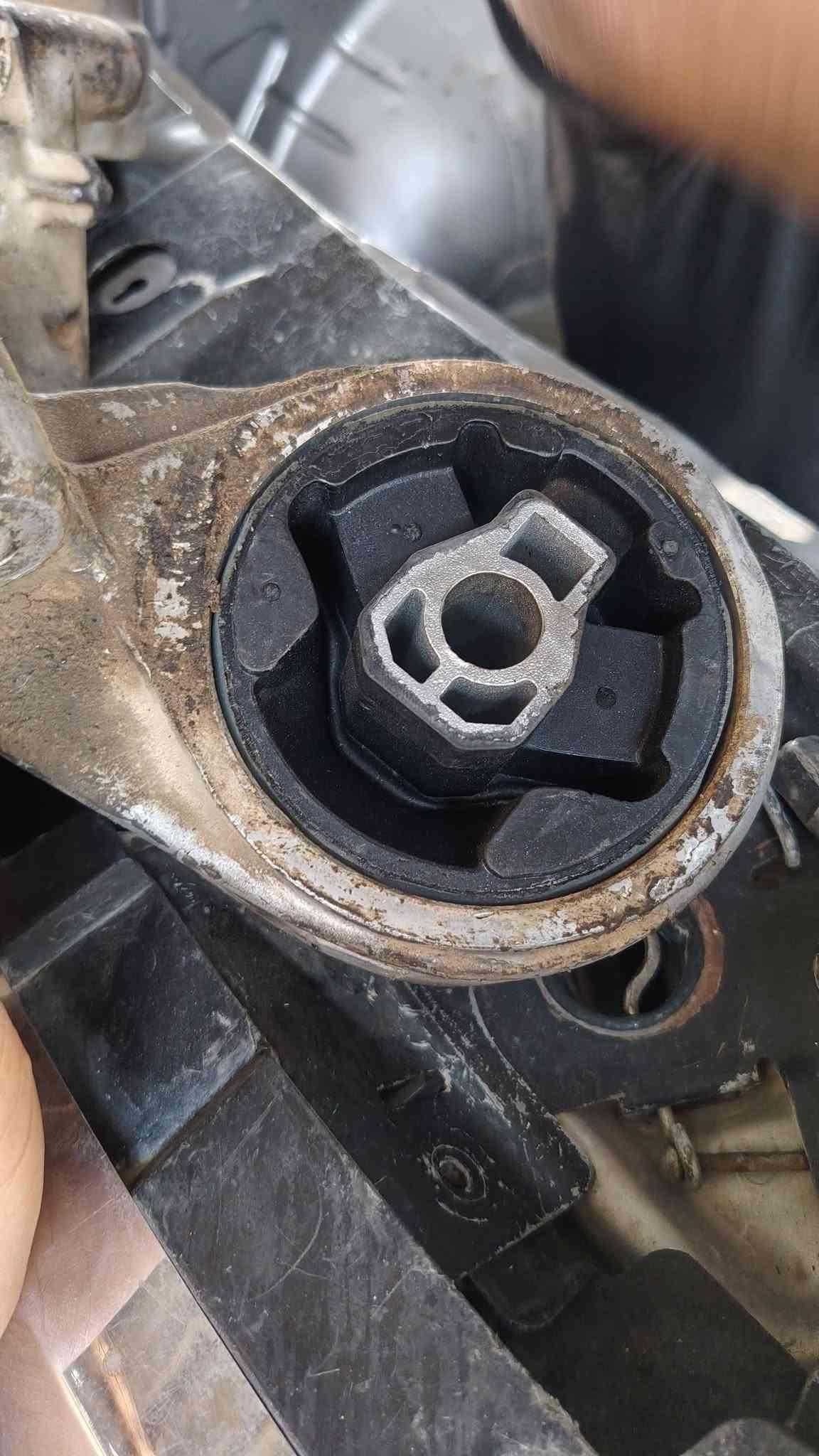 🔧 مجموعة أعمال متفرقة داخل الورشة بأوقات متفاوتة 🚘

تم إنجاز مجموعة من أعمال الصيانة الميكانيكية والكهربائية، وبالتفاصيل التالية:

🔹 أولاً: حدادة أمامية عامة

• فحص جميع أجزاء الحدادة الأمامية وتشخيص مصادر الأصوات والرخاوة
• فحص الأذرع والبوشات والكام شفتات  والربلات
• شدّ وترتيب جميع أجزاء الحدادة
• تشحيم القطع التي تحتاج إلى إدامة
• إجراء ميزانية أمامية وضبط زوايا الإطارات بعد إكمال العمل

🔹 ثانياً: تبديل أذانات الكير الدائرية

• فك أذانات الكير القديمة والمتضررة
• تنظيف أماكن التثبيت وفحص البراغي
• تركيب أذانات كير دائرية جديدة نوع كوري
• ضبط موقع الكير وشدّ البراغي بصورة صحيحة
• فحص السيارة للتأكد من اختفاء الاهتزاز والضربات

🔹 ثالثاً: تبديل دچات  المحرك الجانبية

• فحص دچات  وقواعد المحرك
• تبديل الدچات  الجانبية المتضررة
• ضبط استقامة المحرك داخل الحوض
• شدّ جميع نقاط التثبيت
• فحص اهتزاز المحرك عند التشغيل والتعشيق

🔹 رابعاً: عمل سنتر لوك للأبواب الأربعة

• تركيب ماطور سنتر لكل باب
• تمديد وربط الأسلاك بصورة مرتبة وآمنة
• ربط المنظومة مع وحدة التحكم والريموت
• ضبط حركة أقفال الأبواب الأربعة
• فحص الفتح والغلق والتأكد من عمل المنظومة بالكامل

🔹 خامساً: إدامة منظومة الاحتراق بالكامل

• فحص وتنظيف البخاخات والتأكد من انتظام ضخ الوقود
• فحص الابلكان وتنظيفها أو استبدال التالف منها
• فحص واير بلك  والكويلات
• تنظيف بوابة الهواء والثروتل
• تنظيف مجاري سحب الهواء
• فحص صمام الـPCV ومنظومة تهوية المحرك
• فحص القراءات الحية ومسح رموز الأعطال
• إعادة برمجة وتنظيم عمل المحرك بعد إكمال الصيانة

🔹 سادساً: صيانة ظفيرة المحرك

• فتح وفحص الظفيرة بالكامل
• معالجة الأسلاك اليابسة أو المتضررة
• إصلاح أماكن القطع والربط غير الصحيح
• تبديل الفيش المتضررة وتنظيف نقاط الاتصال
• تثبيت الأسلاك بعيداً عن الحرارة والأجزاء المتحركة
• تغليف الظفيرة بشريط حراري لحمايتها
• فحص خطوط الكهرباء والأرضي والتأكد من ثبات الإشارات

✅ تم فحص جميع الأعمال وتجربة السيارة بعد الصيانة للتأكد من سلامة التشغيل.

🔹 سابعاً: تبديل وبرمجة وحدة الـBCM

• فحص وحدة التحكم بالهيكل وتشخيص الخلل
• فحص الفيوزات والفيش وخطوط الكهرباء والأرضي
• فك وحدة الـBCM القديمة وتركيب الوحدة البديلة
• برمجة الوحدة وربطها مع أنظمة السيارة
• إجراء تعلّم نظام الحماية والمفتاح
• برمجة السنتر لوك والإنارة والتجهيزات الكهربائية
• مسح رموز الأعطال وإجراء فحص نهائي للتأكد من عمل جميع الوظائف بصورة صحيحة

🔧 ورشة أنور سوزوكي وإكونوكس

📍 كربلاء – الحي الصناعي – البلوك الثاني – شارع السايدين (سايد الدخول)

📞 ***********
📞 ***********

تشخيص دقيق… صيانة متكاملة… وشغل مضمون بإذن الله 🚙✨

