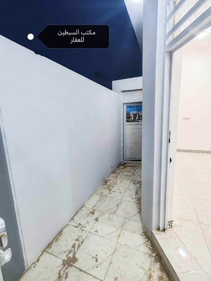 بيت مساحته ١٠٠ مربع ١٠*١٠
حولي الخصيمه مجمع حجي هندي قرب مكتب السبطين للعقار 
طابق واحد غرفه وصاله ومطبخ واستقبال وصحيات داخليه وخارجيه

‭***********‬ 
ب٦٥
