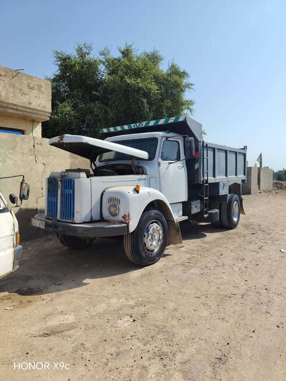 سكانيا قلاب١١١ موديل 79رقم بابل نكليزي مكينة عادي تخم تاير بيها تحول ثاني يوم باسمه صاحب سياره الاستفسار اتصال ***********

نص مكتوب في الصور:
- HONOR X9c